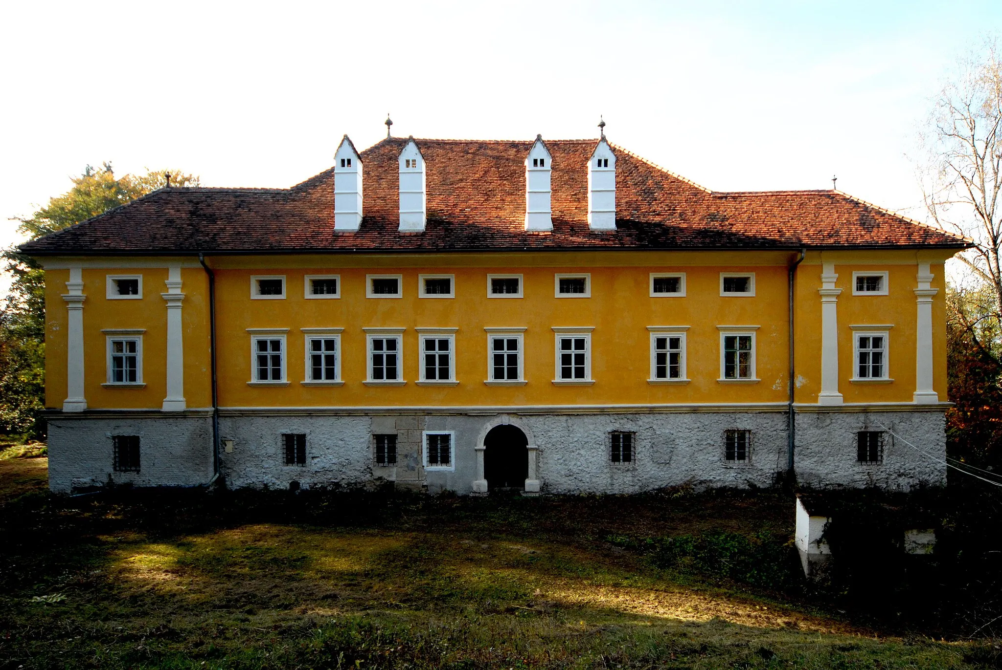 Photo showing: Castle Stadlhof in Pflügern, municipality Saint Veit an der Glan,
district Sankt Veit, Carinthia, Austria, EU
