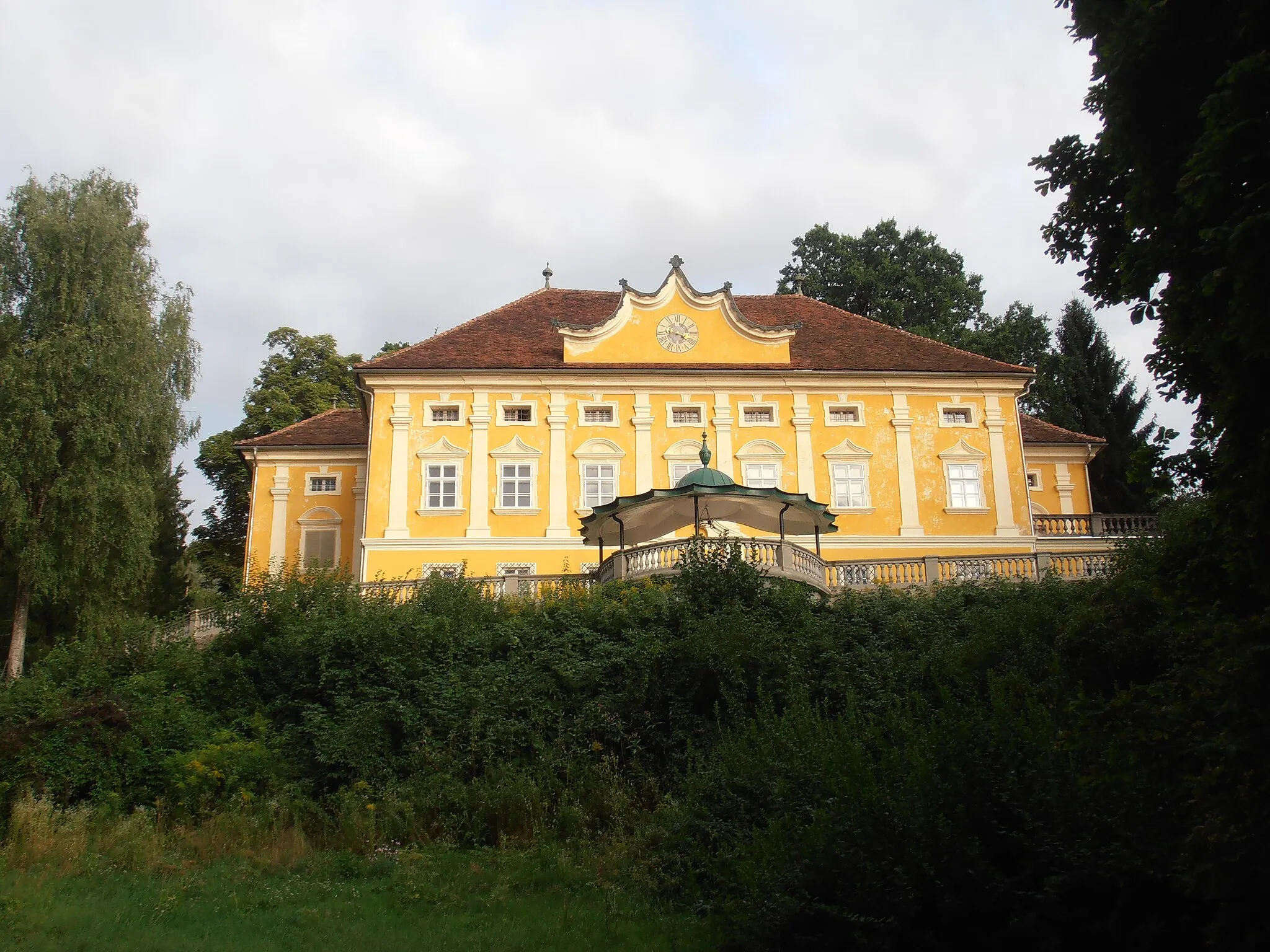 Photo showing: Schloss Stadlhof Vorderansicht im Jahr 2013