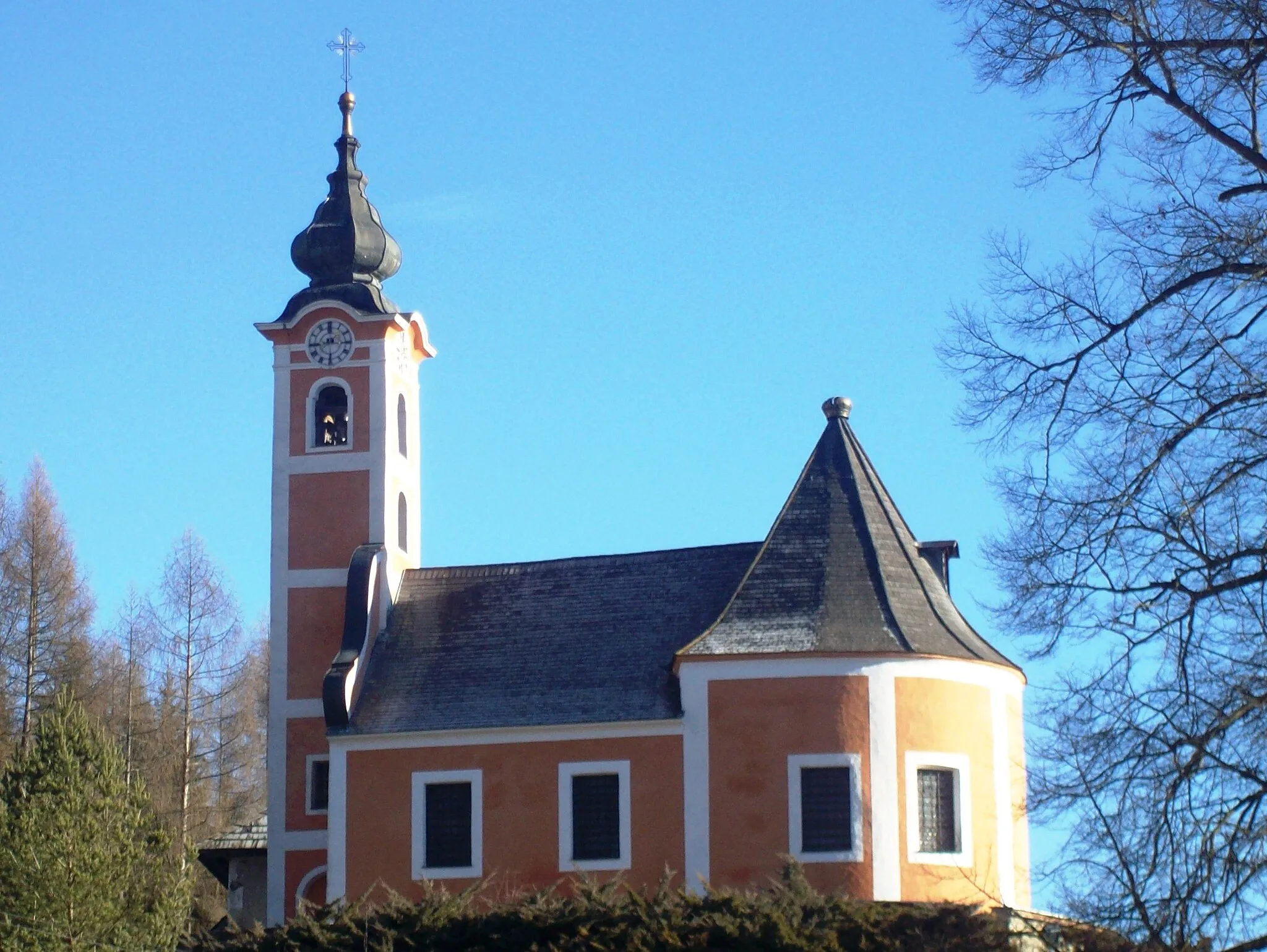 Photo showing: Wallfahrtskirche Maria Altötting mit ehem. ummauertem Friedhof