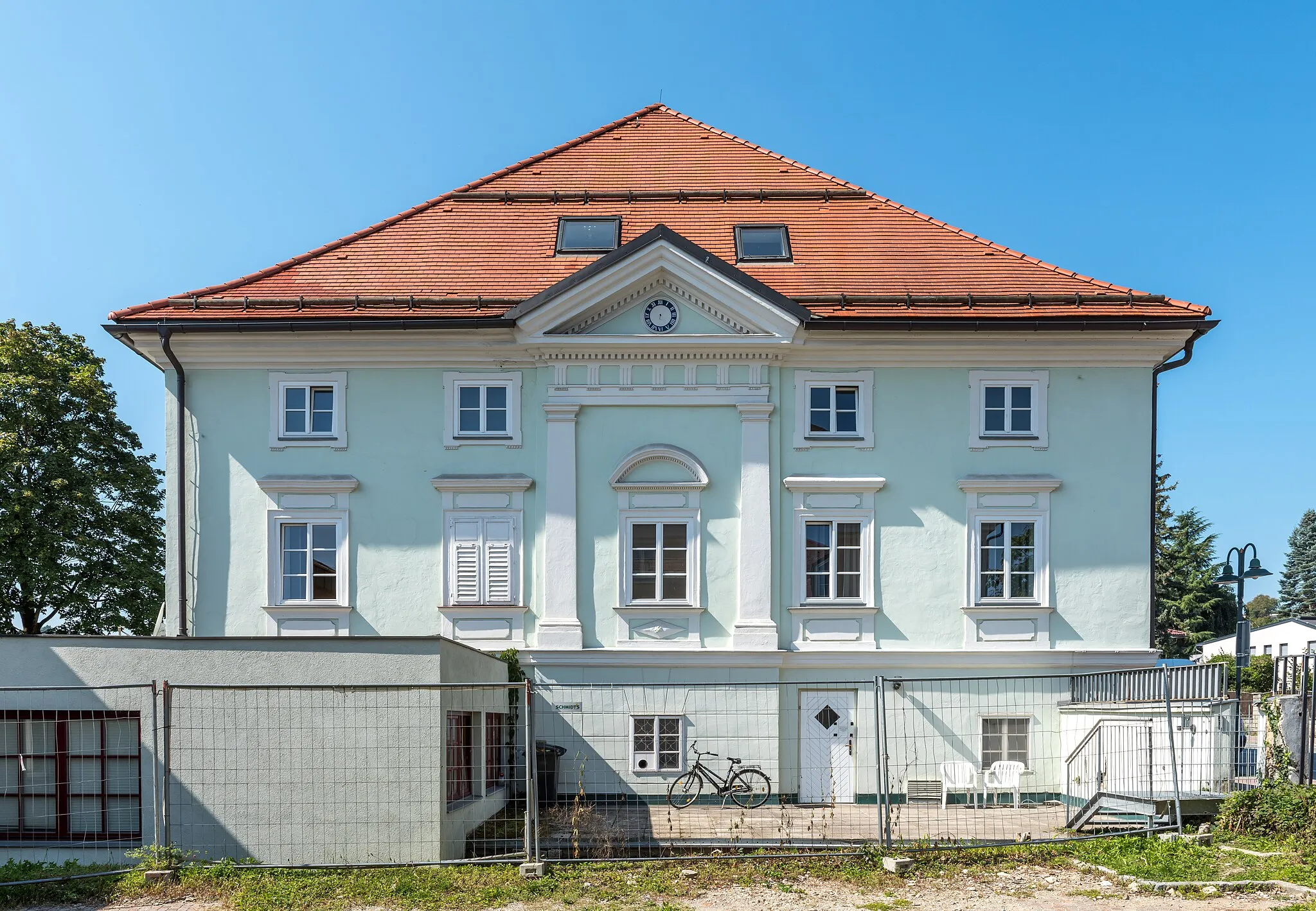 Photo showing: Castle on Hauptstrasse #161, municipality Krumpendorf, district Klagenfurt Land, Carinthia, Austria, EU