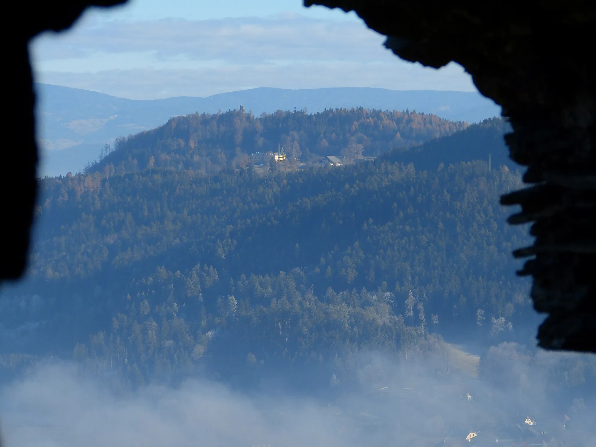 Photo showing: Burgruine Hardegg (Hauptburg): Blick zu Burgruine Karlsberg und Schloss Karlsberg