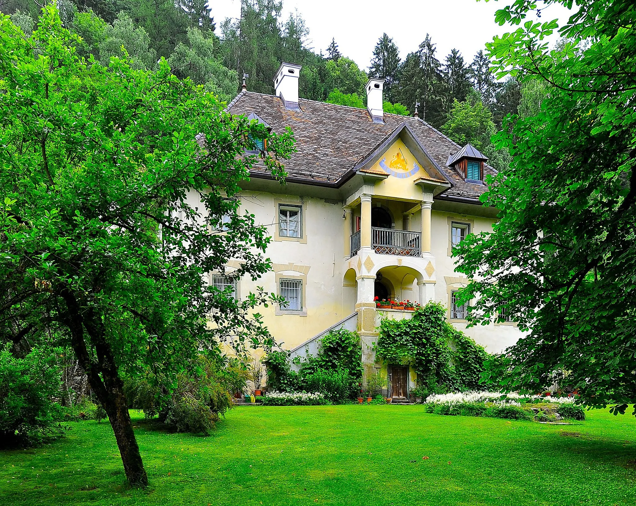 Photo showing: Castle Langg in Lang #4, municipality Feldkirchen, district Feldkirchen, Carinthia, Austria