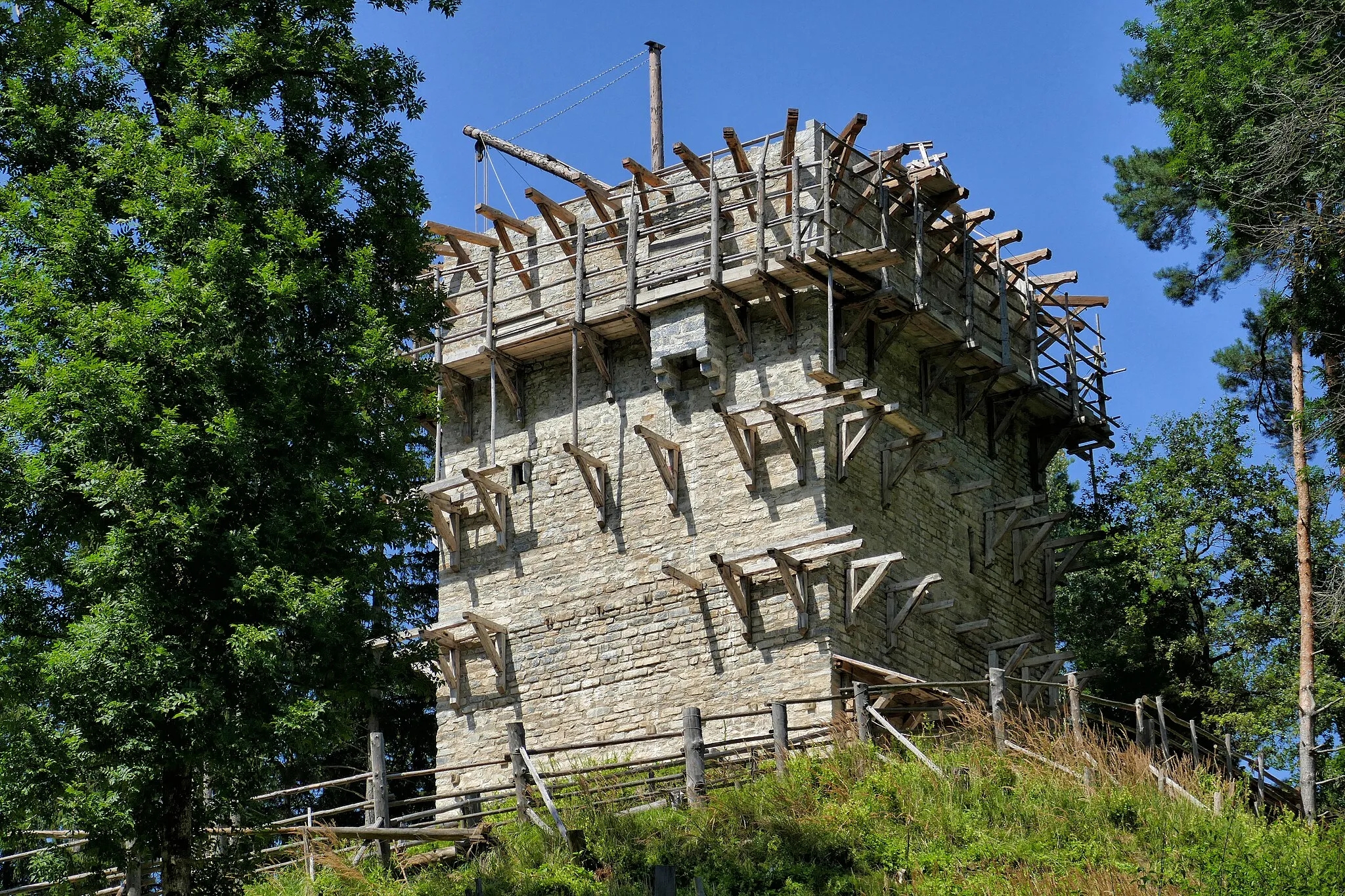 Photo showing: Erlebnis Burgbau Friesach, Stand des Bergfrieds August 2023