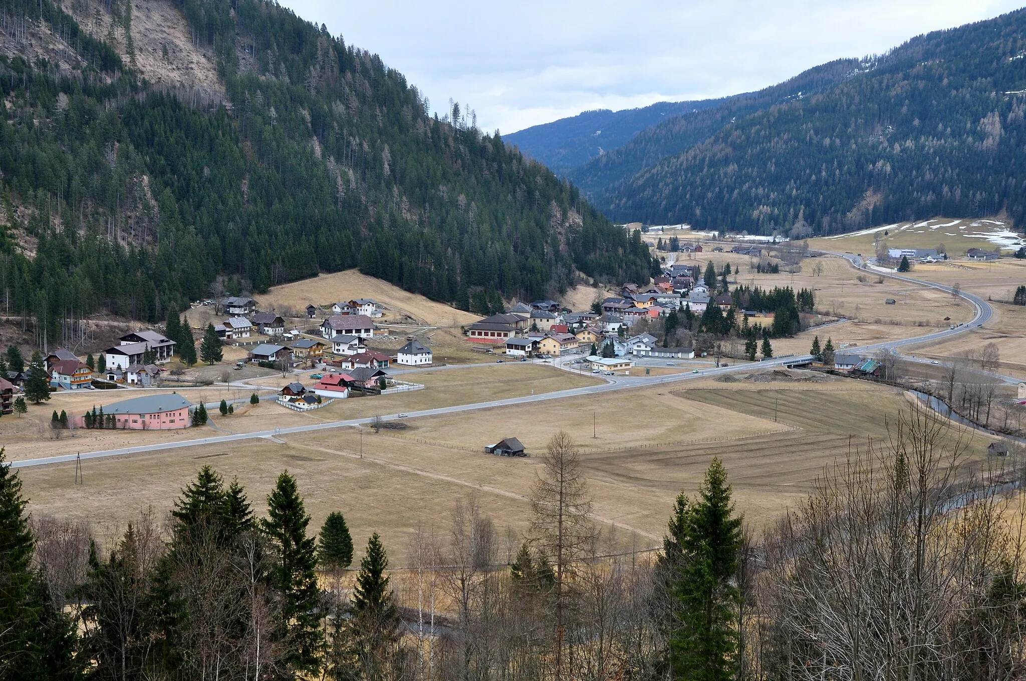 Photo showing: View at the upper Gurk valley with the village Patergassen, municipality Reichenau, district Feldkirchen, Carinthia, Austria