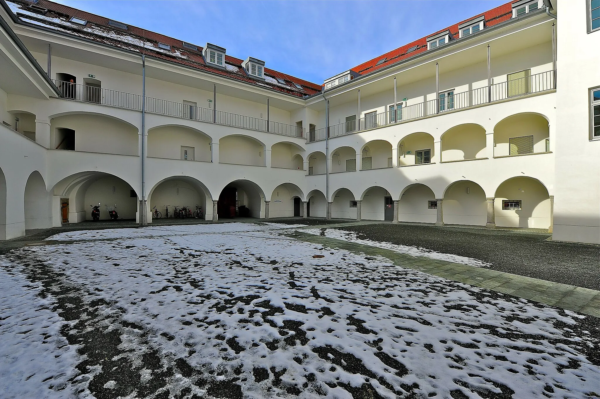 Photo showing: Eastern view of the arcade yard of «Villach Castle», municipality Villach, Carinthia, Austria, EU