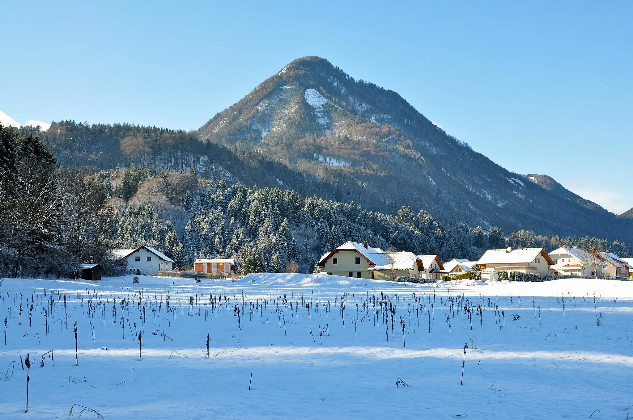 Photo showing: Locality Weissenbach and the mountain Spitzeck in the background, municipality Weißenstein, district VillachLand, Carinthia, Austria, EU