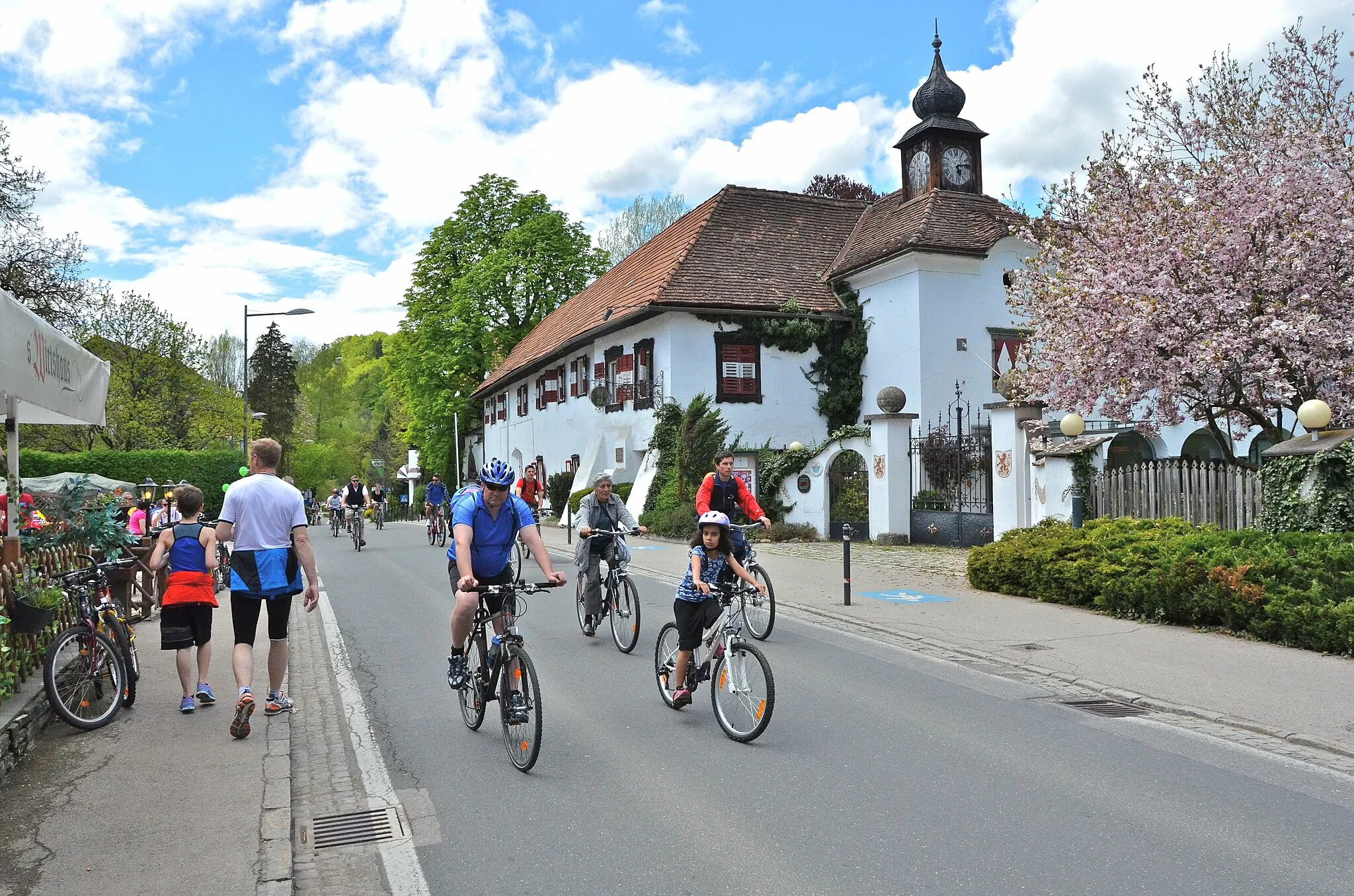 Photo showing: Cycling day around the Lake Woerth, in front of the castle hotel Leonstain, Hauptstrasse, municpality Poertschach on the Lake Woerth, district Klagenfurt Land, Carinthia / Austria / EU