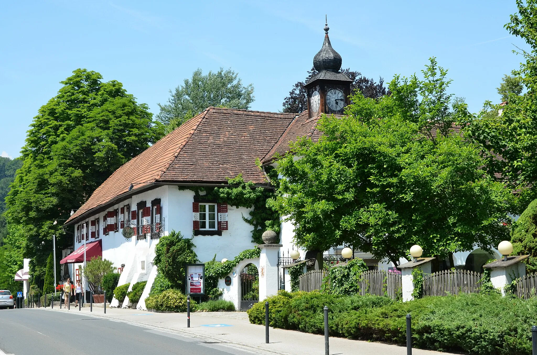 Photo showing: New castle Leonstain (nowadays serves as a hotel) on the Leonstainerstrasse #1, municipality Poertschach on the Lake Woerth, district Klagenfurt Land, Carinthia / Austria / EU