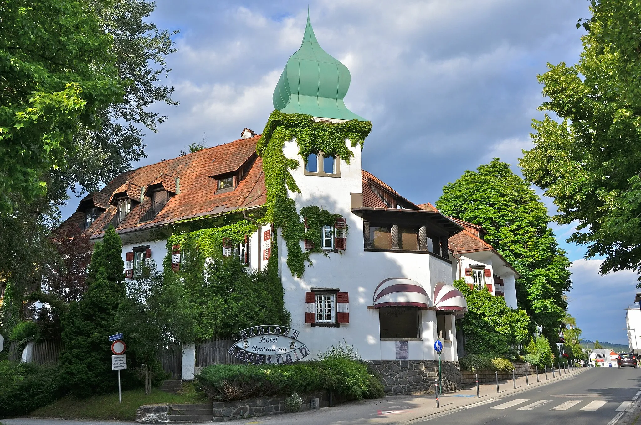 Photo showing: New castle Leonstain (nowadays serves as a hotel) on the Leonstainerstrasse #1, municipality Poertschach on the Lake Woerth, district Klagenfurt Land, Carinthia / Austria / EU