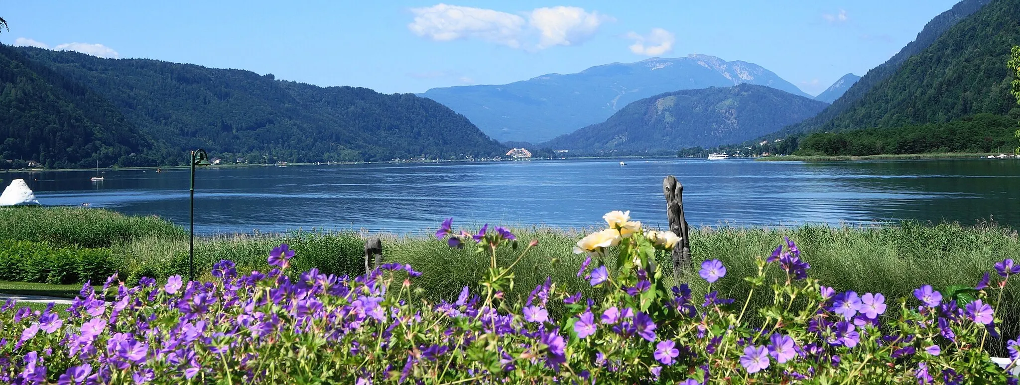 Photo showing: Lake Ossiachersee, Austria. View to Villach, Carinthia to the mountains Oswaldiberg (963 metres above sea level) and Dobratsch (2166 m), Carinthia, Austria, EU