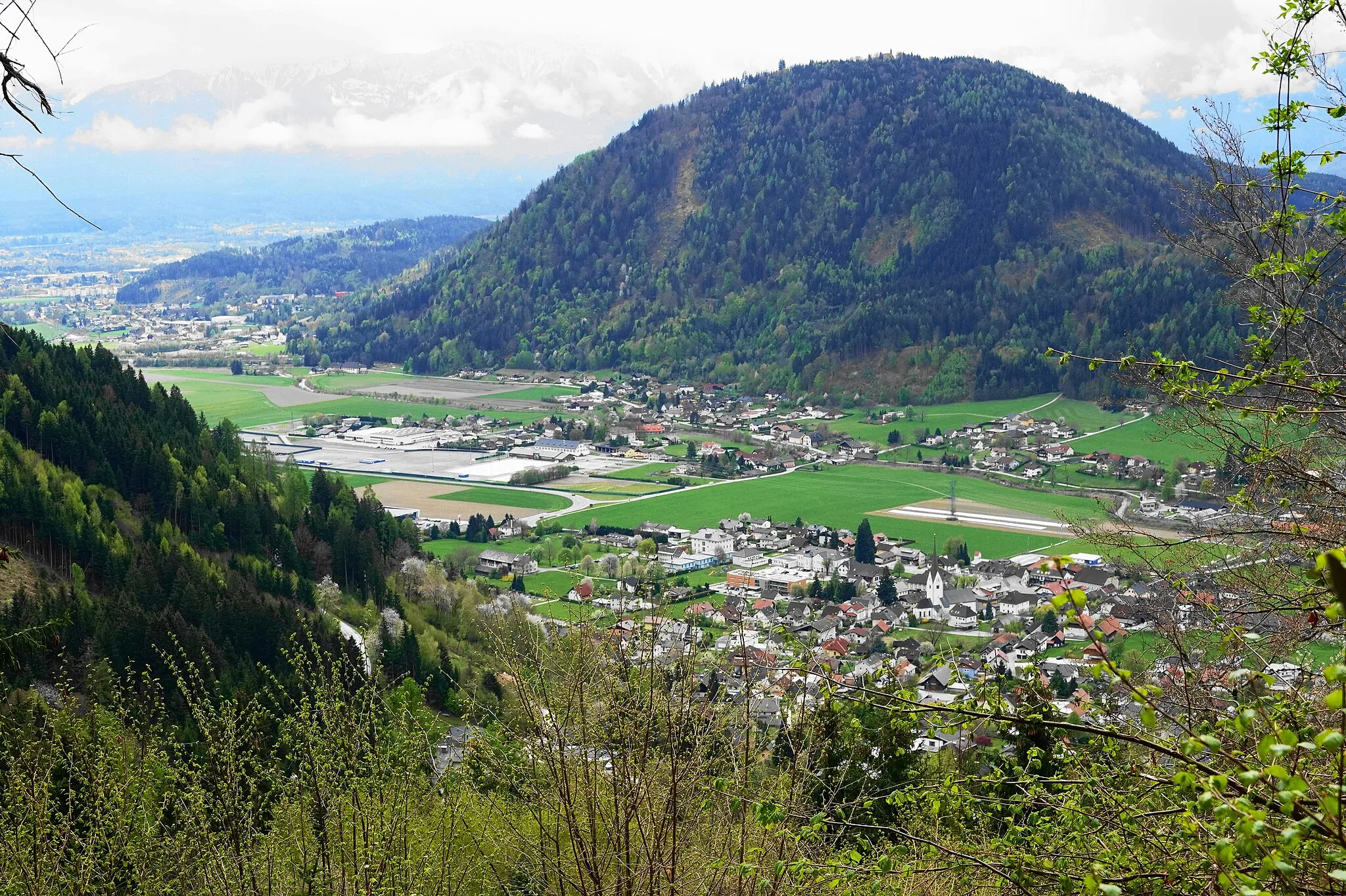 Photo showing: View from the lower niche of the "Heidentempel" also (Haidntempel) in Pölling, on the slope of the Gerlitzen, municipality of Treffen am Ossiacher See, district of Villach Land, Carinthia, Austria, EU