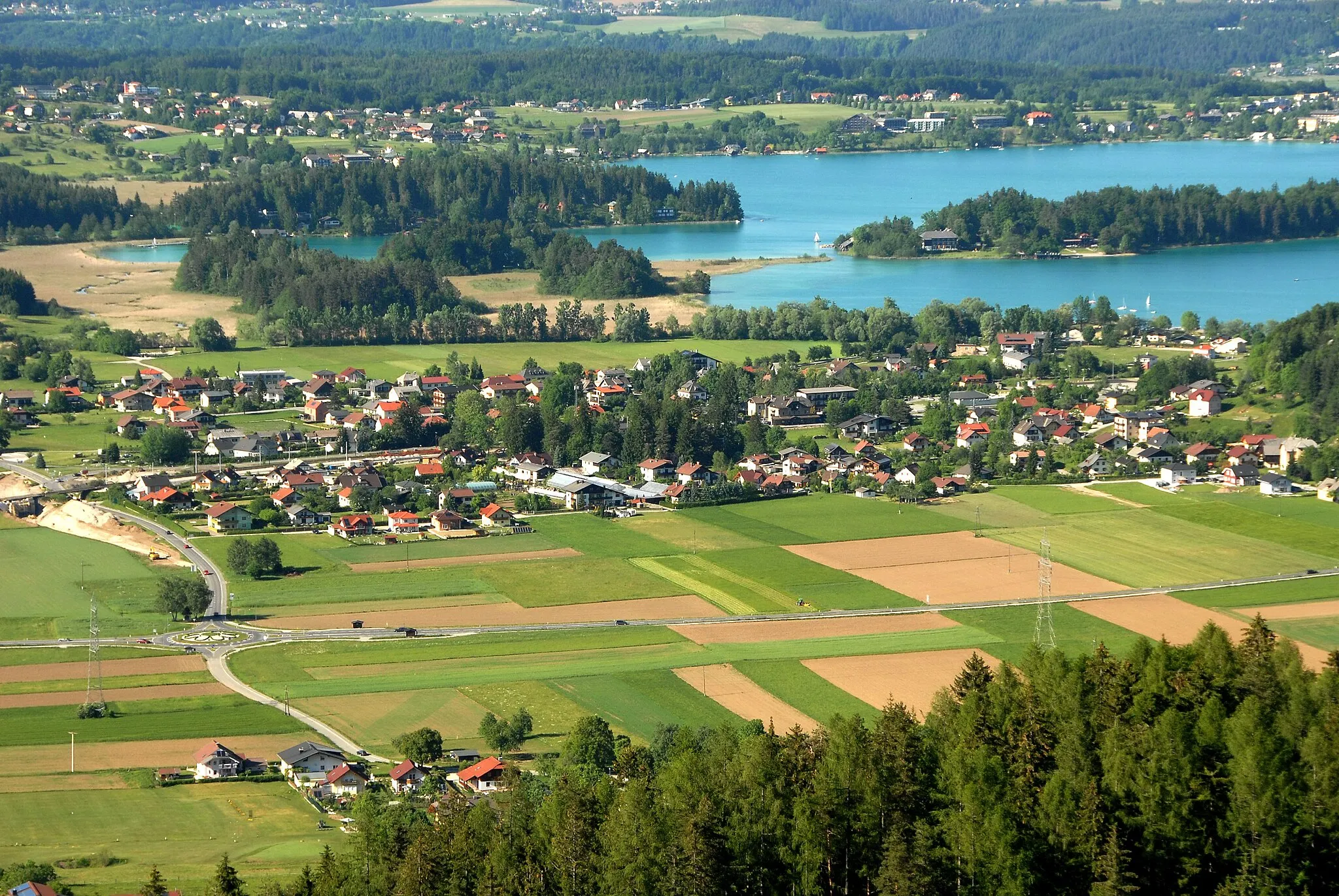 Photo showing: Faak am See with Lake Faak, market town Finkenstein am Faaker See, district Villach Land, Carinthia, Austria, EU