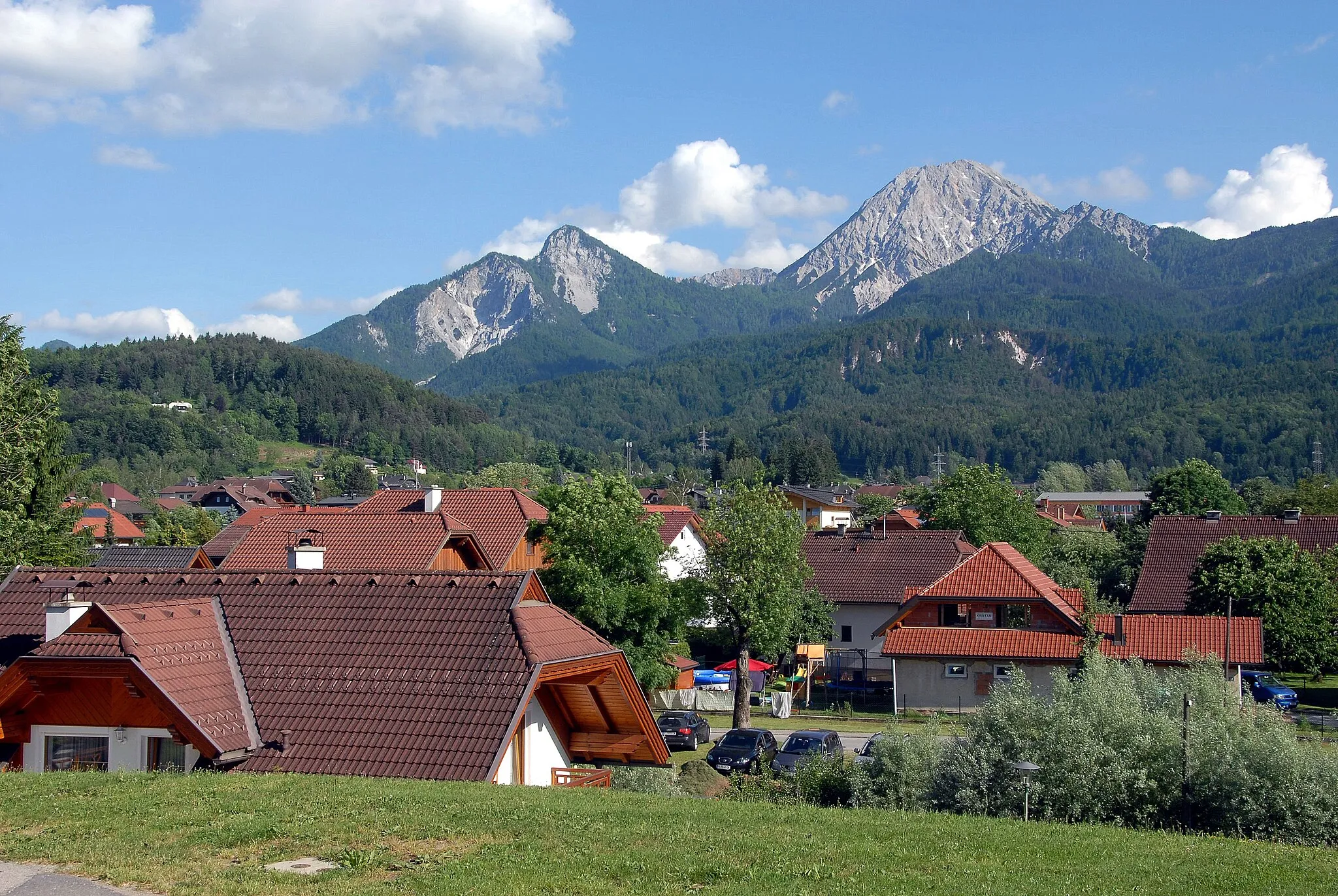 Photo showing: Faak am See with Mittagskogel (Mount Mittag), municipality Finkenstein on the Lake Faak, district Villach-Land, Carinthia, Austria