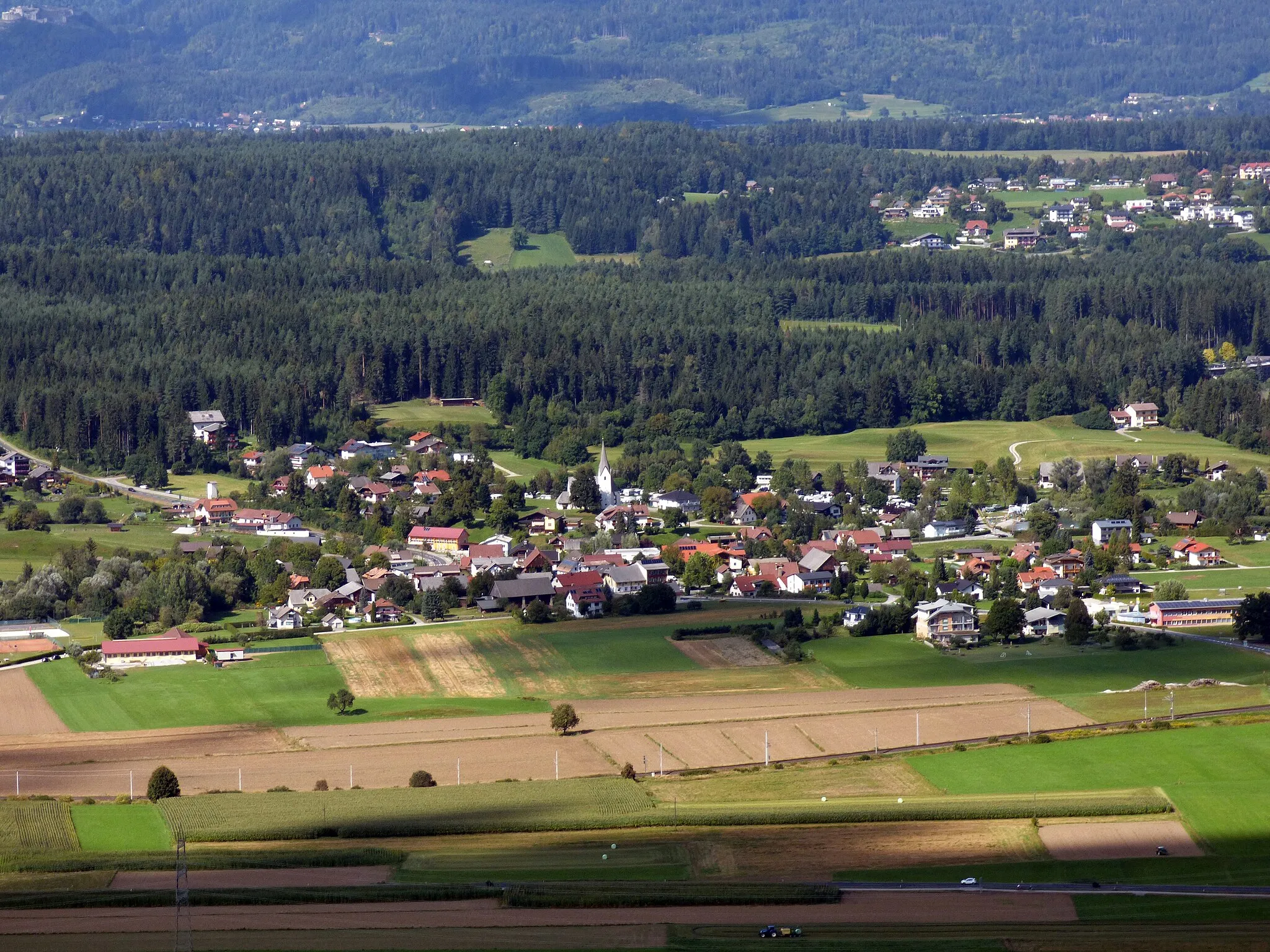 Photo showing: Ortschaft Faak am See, Kärnten. Ansicht von Burg Altfinkenstein aus.