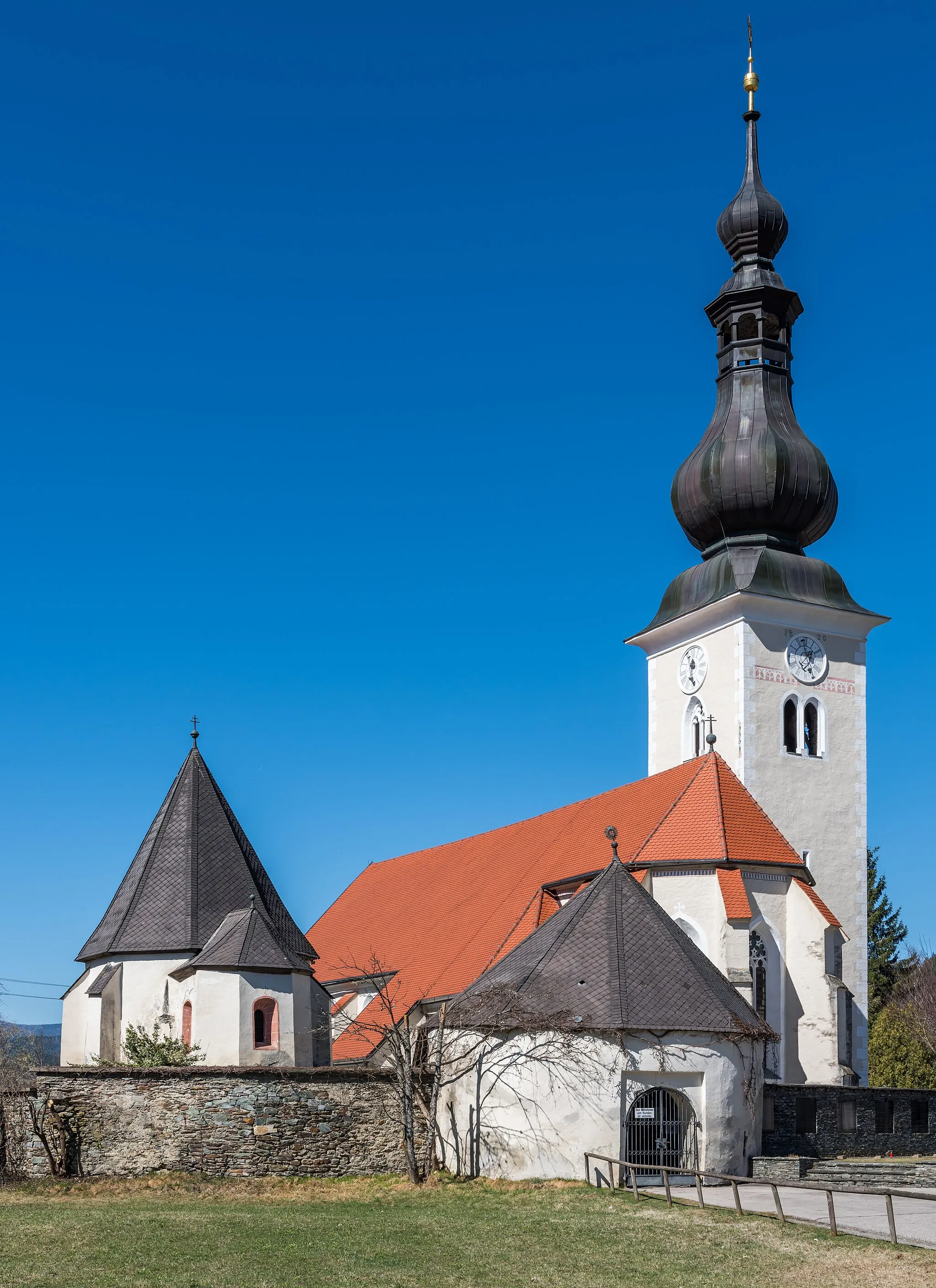 Photo showing: Charnel house and parish church Saint John the Evangelist amidst the fortified cemetery of Weitensfeld, market town Weitensfeld, district Sankt Veit, Carinthia, Austria, EU