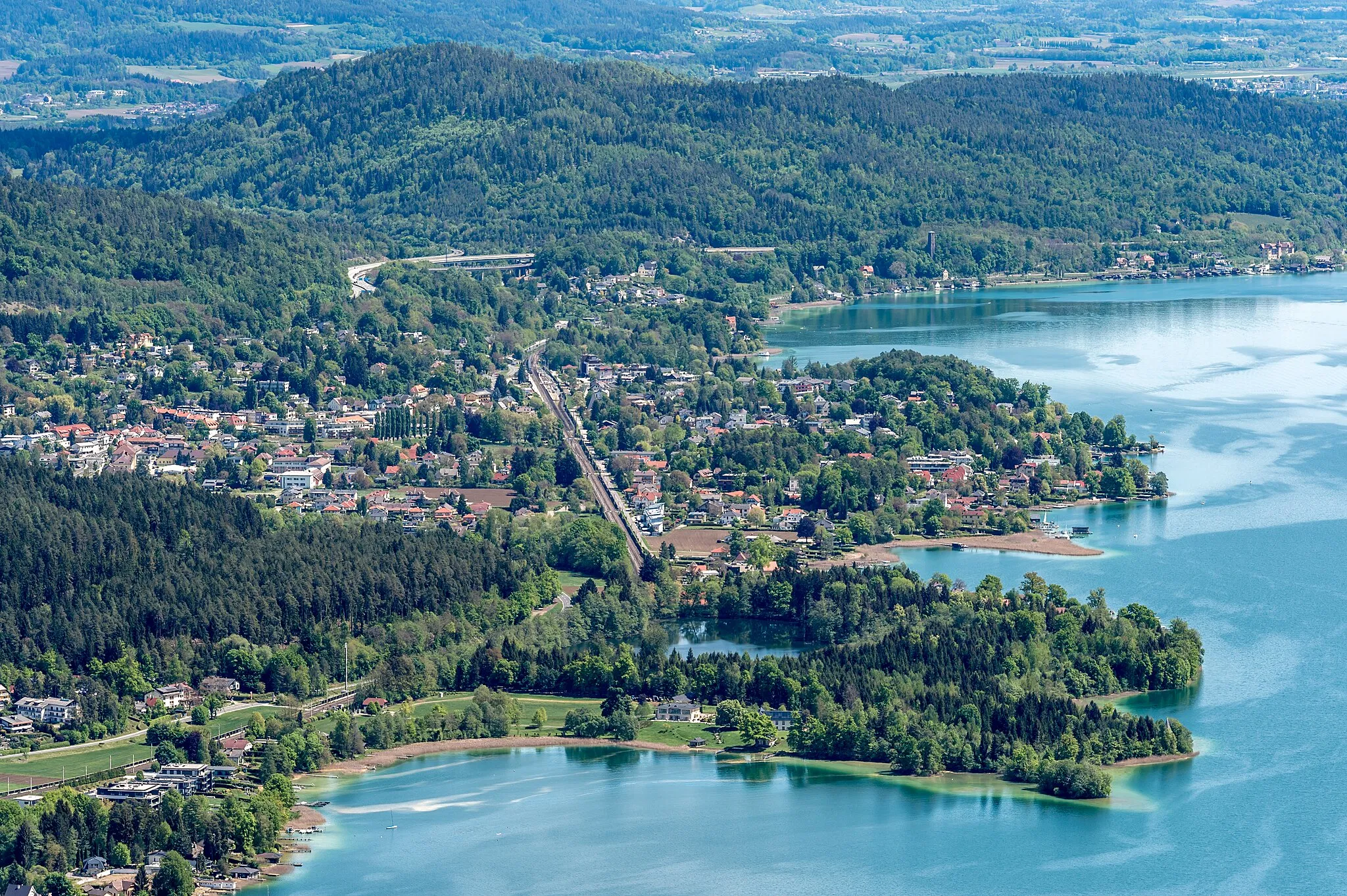 Photo showing: View of Krumpendorf from the Pyramid Ballon, municipality Krumpendorf, district Klagenfurt Land, Carinthia, Austria, EU