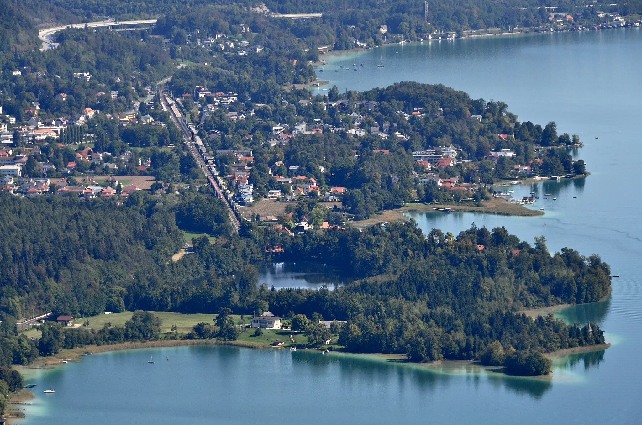 Photo showing: View of Krumpendorf from the Pyramid Ballon, municipality Krumpendorf, district Klagenfurt Land, Carinthia, Austria, EU