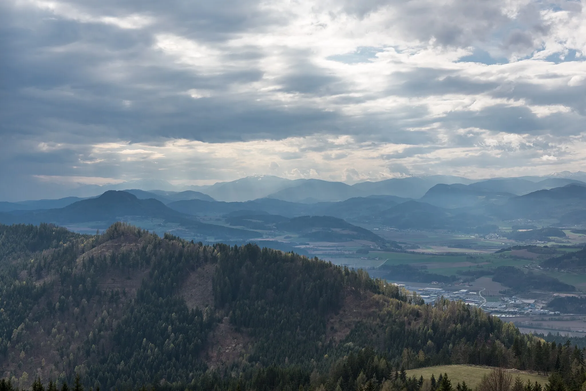 Photo showing: Zechnerkogel, Ulrichsberg and Veitsberg, seen from Magdalensberg, Dobratsch (mountain) and the Gerlitzen (mountain) in the background, market town Magdalensberg, district Klagenfurt Land, Carinthia, Austria, EU