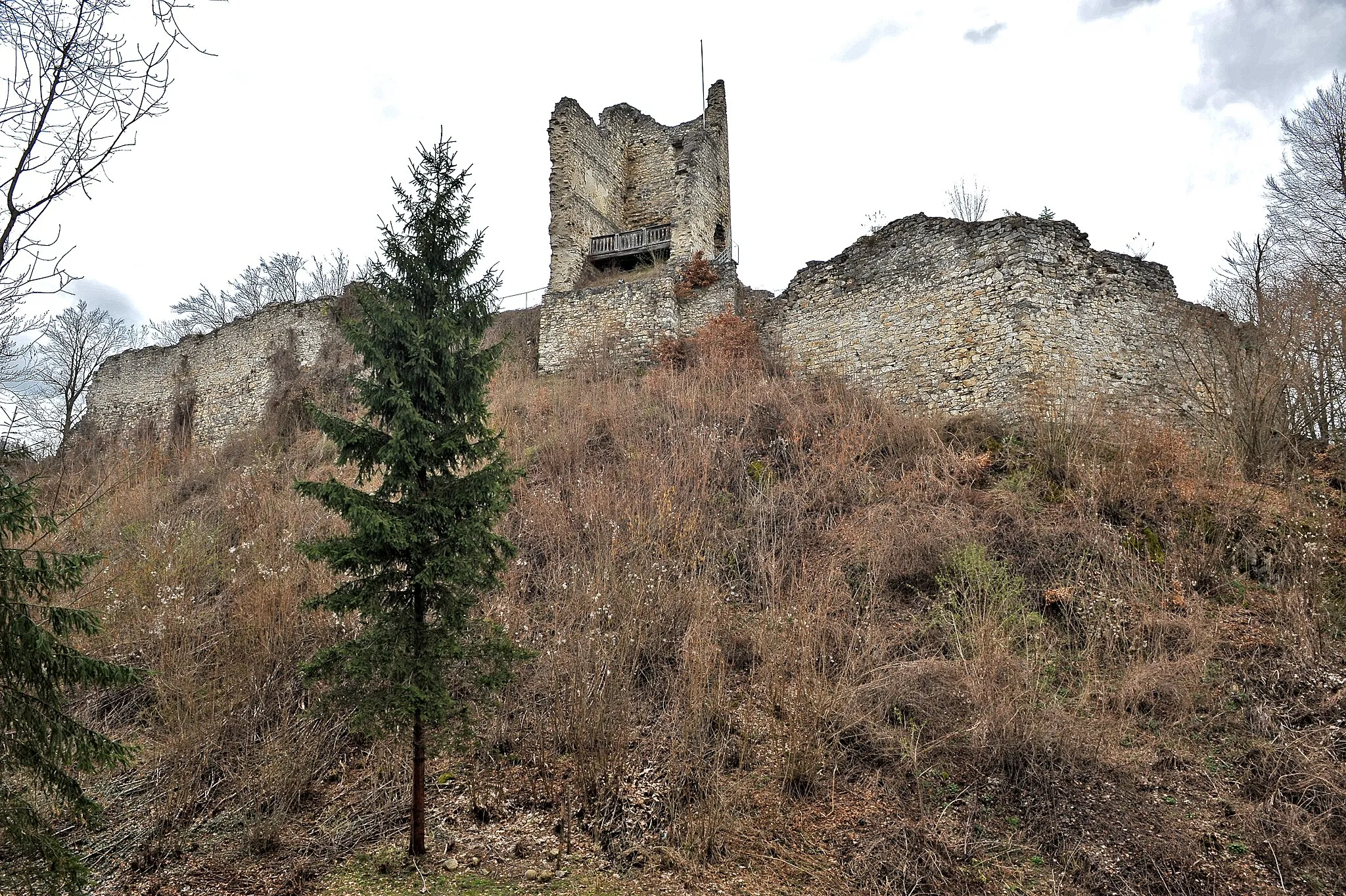 Photo showing: Southern curtain walls and keep of the castle ruins Leonstein, municipality Pörtschach on the Lake Woerth, district Klagenfurt Land, Carinthia / Austria / EU