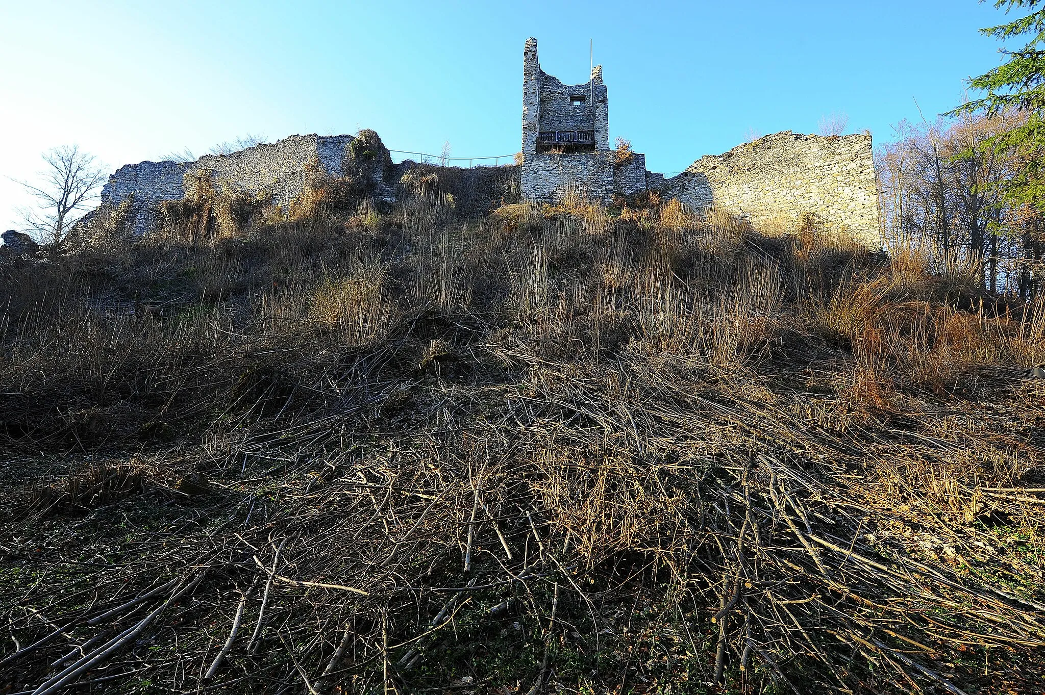 Photo showing: Southern curtain walls and keep of the castle ruins Leonstein, municipality Pörtschach on the Lake Woerth, district Klagenfurt Land, Carinthia / Austria / EU