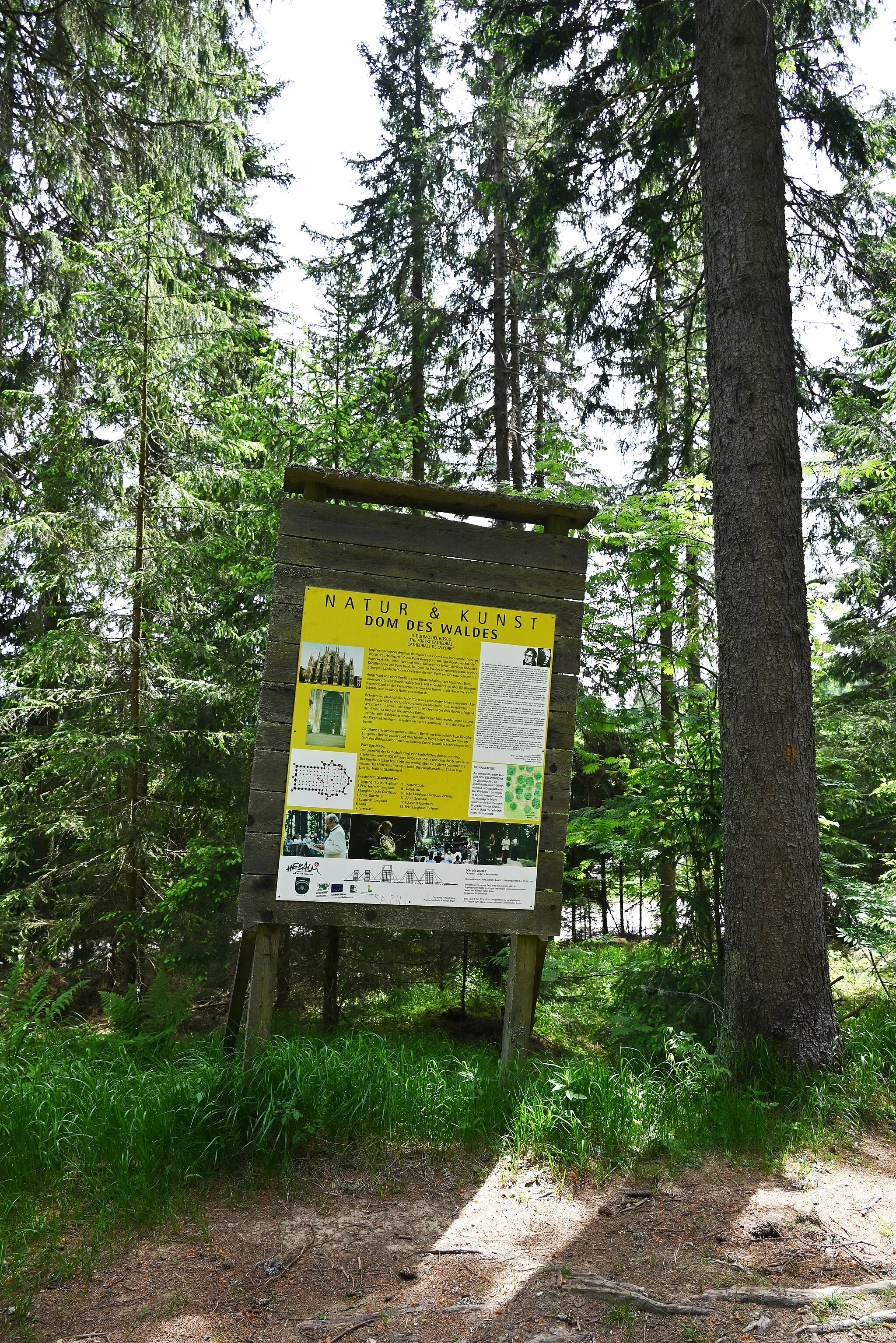 Photo showing: Der "Dom des Waldes" ist ein land-art Projekt in einem Waldstück auf der Hebalm aus den Jahren um 2005. Der Grundriss des Mailänder Domes wird durch einen Holzsteg im Wald nachgebildet, die Haupttore dieses Domes durch Holztore nachgestellt, im inneren der Anlage befindet sich ein Platz für Veranstaltungen, Konzerte usw. 2015 wurde mit einer Renovierung begonnen, die aber 2023 (zumindest betreffend den Rundweg) noch nicht abgeschlossen war.