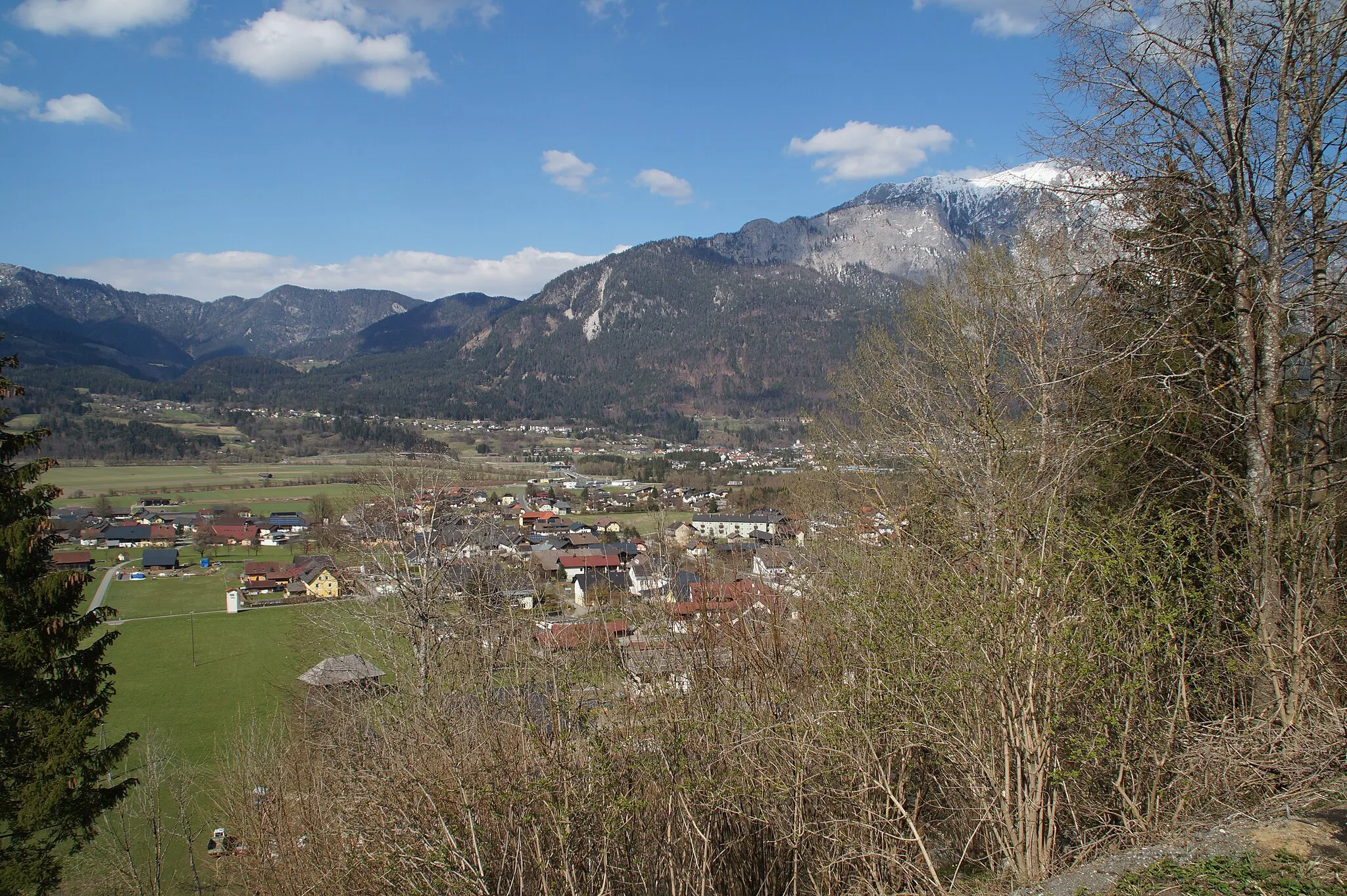 Photo showing: Blick auf Feistritz an der Gail vom Kirchberg aus. Im Hintergrund rechts der Dobratsch. Kärnten, Österreich