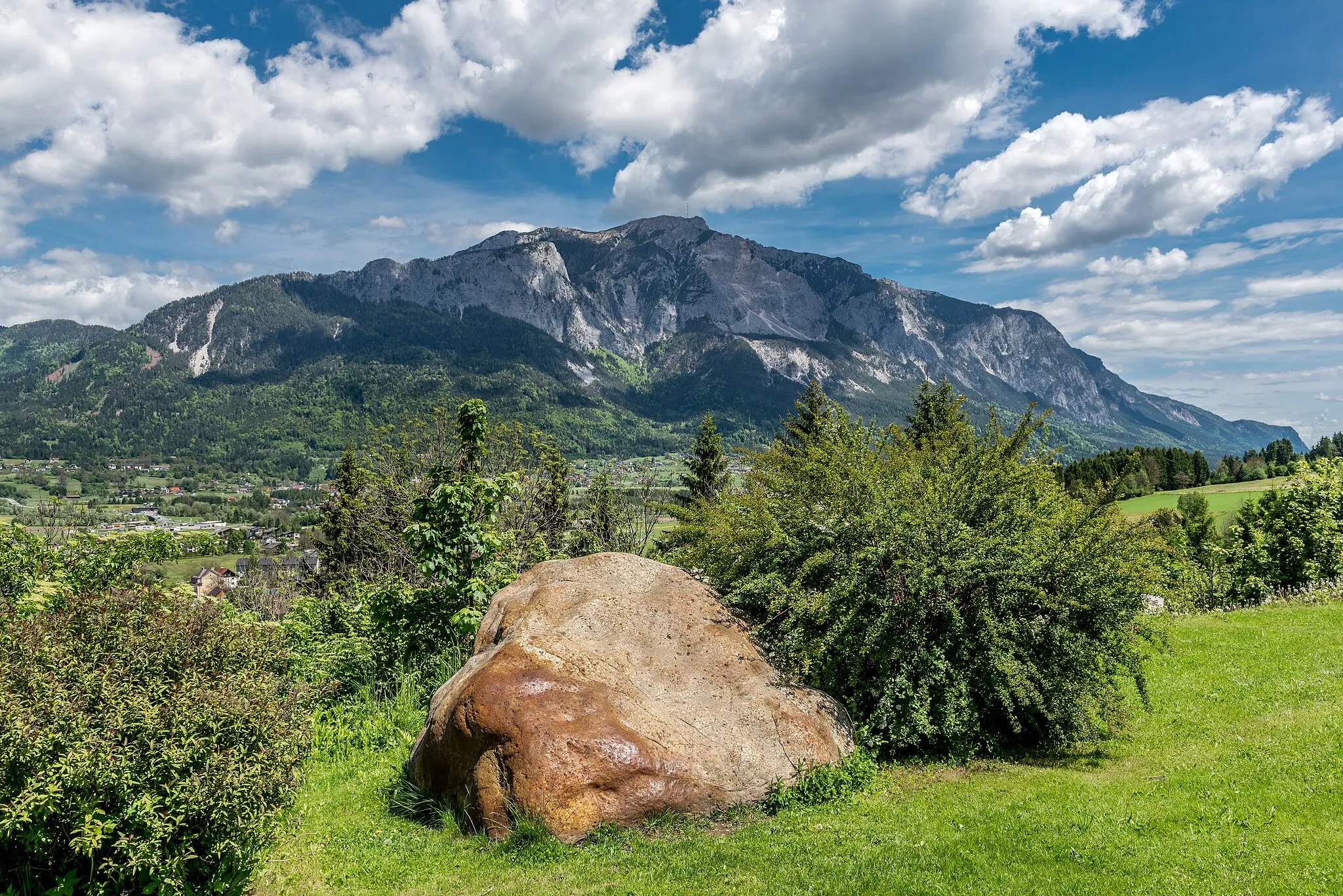 Photo showing: Quartz conglomerate and the Dobratsch (mountain) in the background, municipality Feistritz an der Gail, district Villach Land, Carinthia, Austria, EU