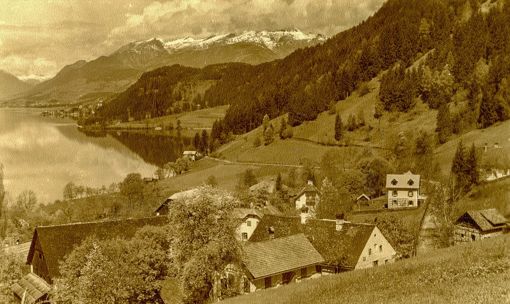 Photo showing: Dellach at Lake Millstätter See in the 1920s on the northern shore of the Lake Millstatt in Carinthia / Austria / EU. At that time the municipality of Obermillstatt, today the municipality of Millstatt. View from Thomasbichl, the location of the chapel. In the foreground the former Gasthof Brugger.