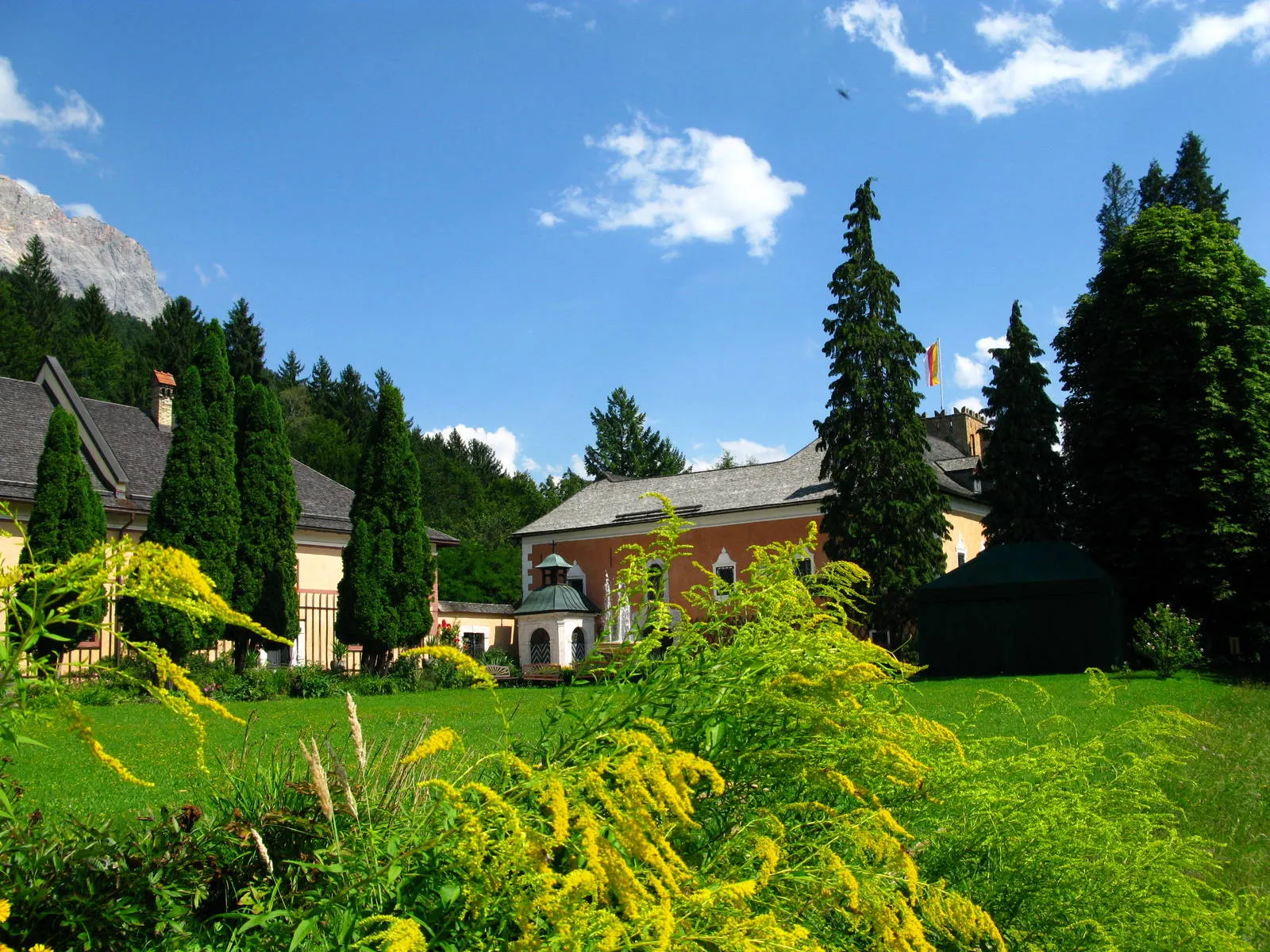 Photo showing: Wasserleonburg castle near Nötsch im Gailtal in the south of Carinthia in Austria / EU. Left to it its farm building