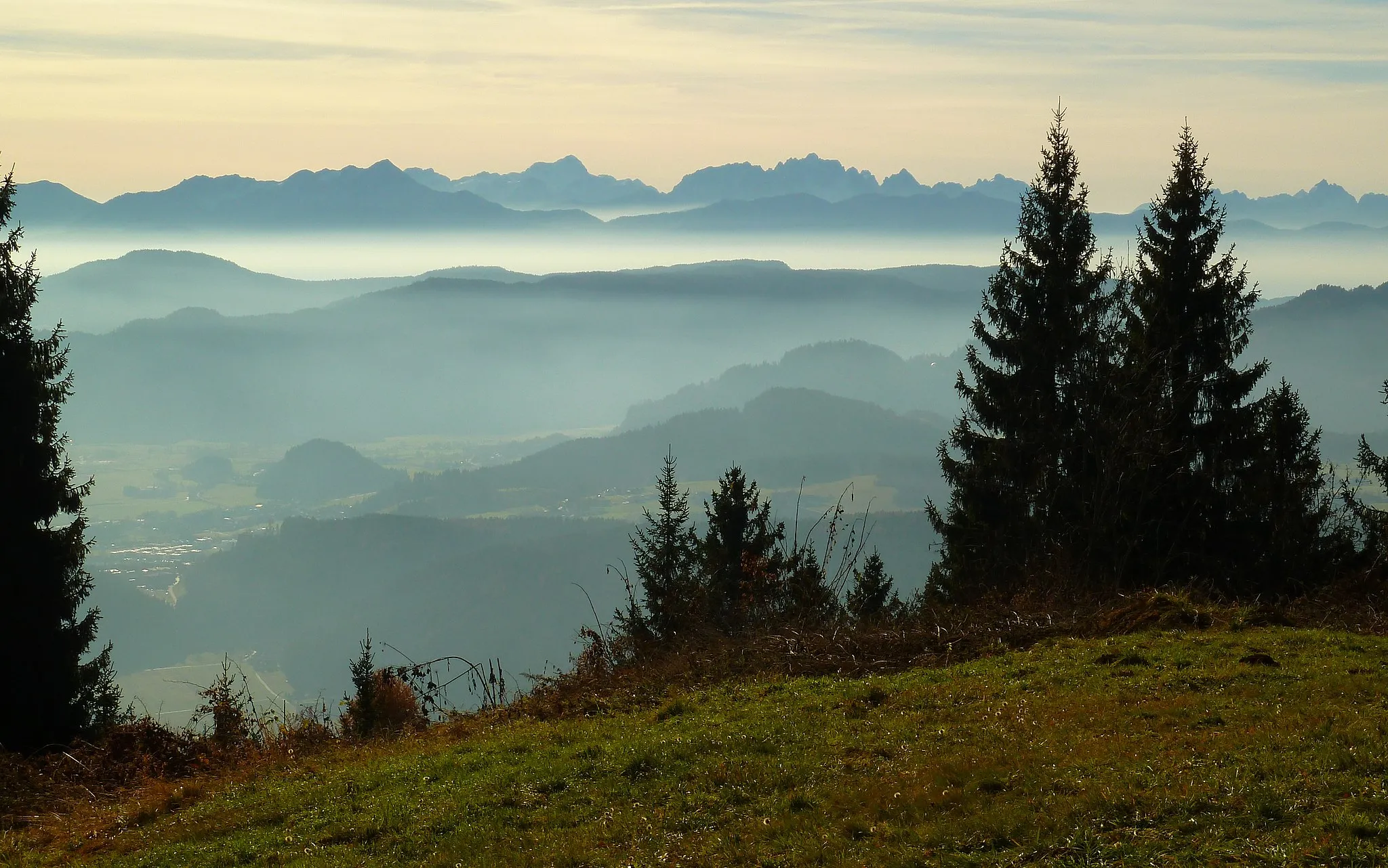 Photo showing: Wachsenberg. Aussicht vom Kitzel nach Süden. Am Horizont die Karawanken und Julischen Alpen.