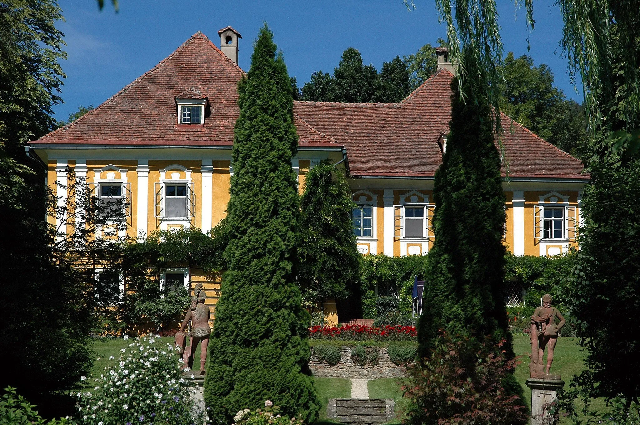 Photo showing: Castle Ottmanach, municipality Magdalensberg, district Klagenfurt Land, Carinthia / Austria / EU