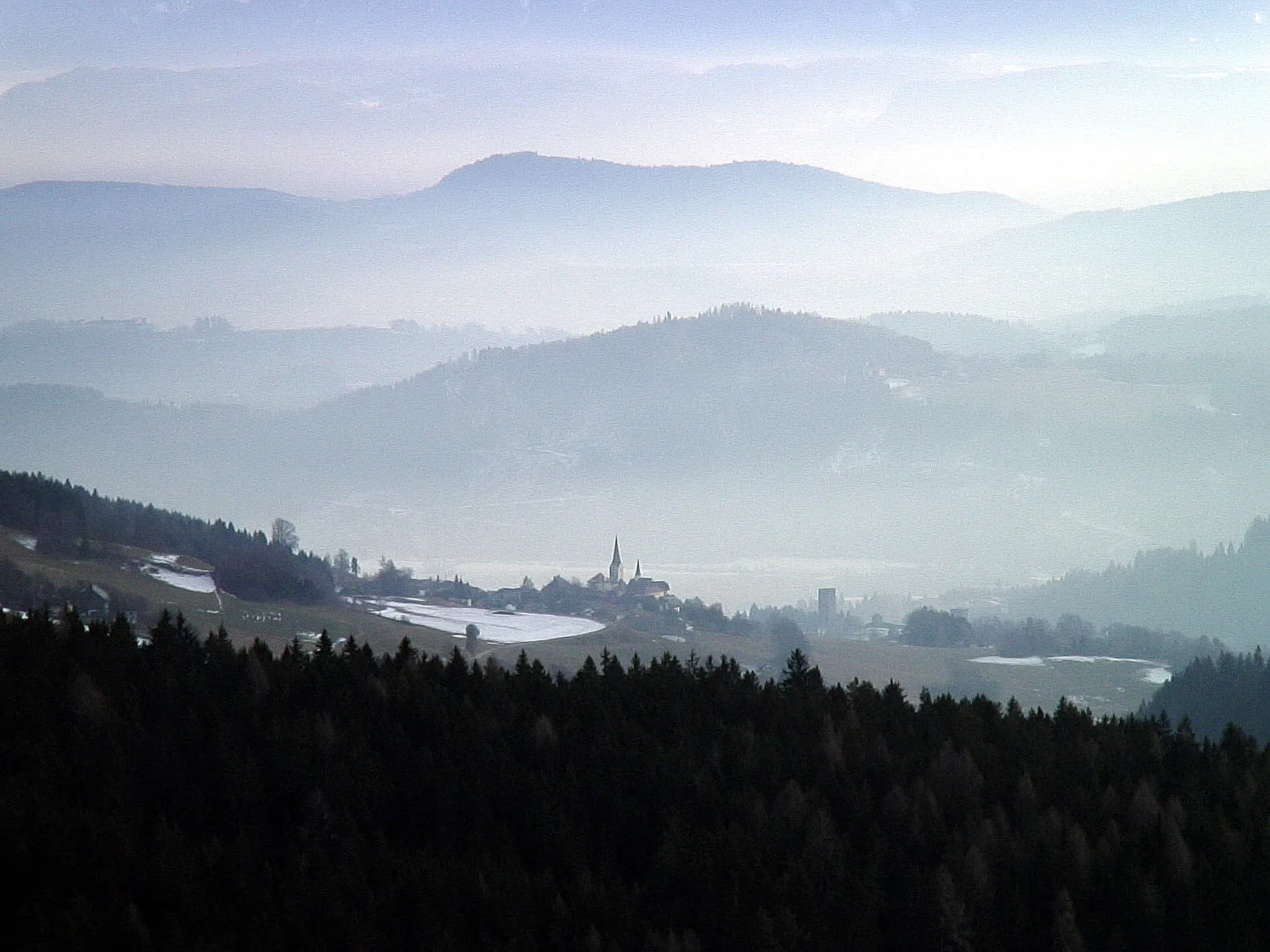 Photo showing: View from the "Schneebauer" at the village Soerg and part of the middle Carinthian hill landscape (from the north west to the south east), municipality Liebenfels, district St. Veit an der Glan, Carinthia, Austria