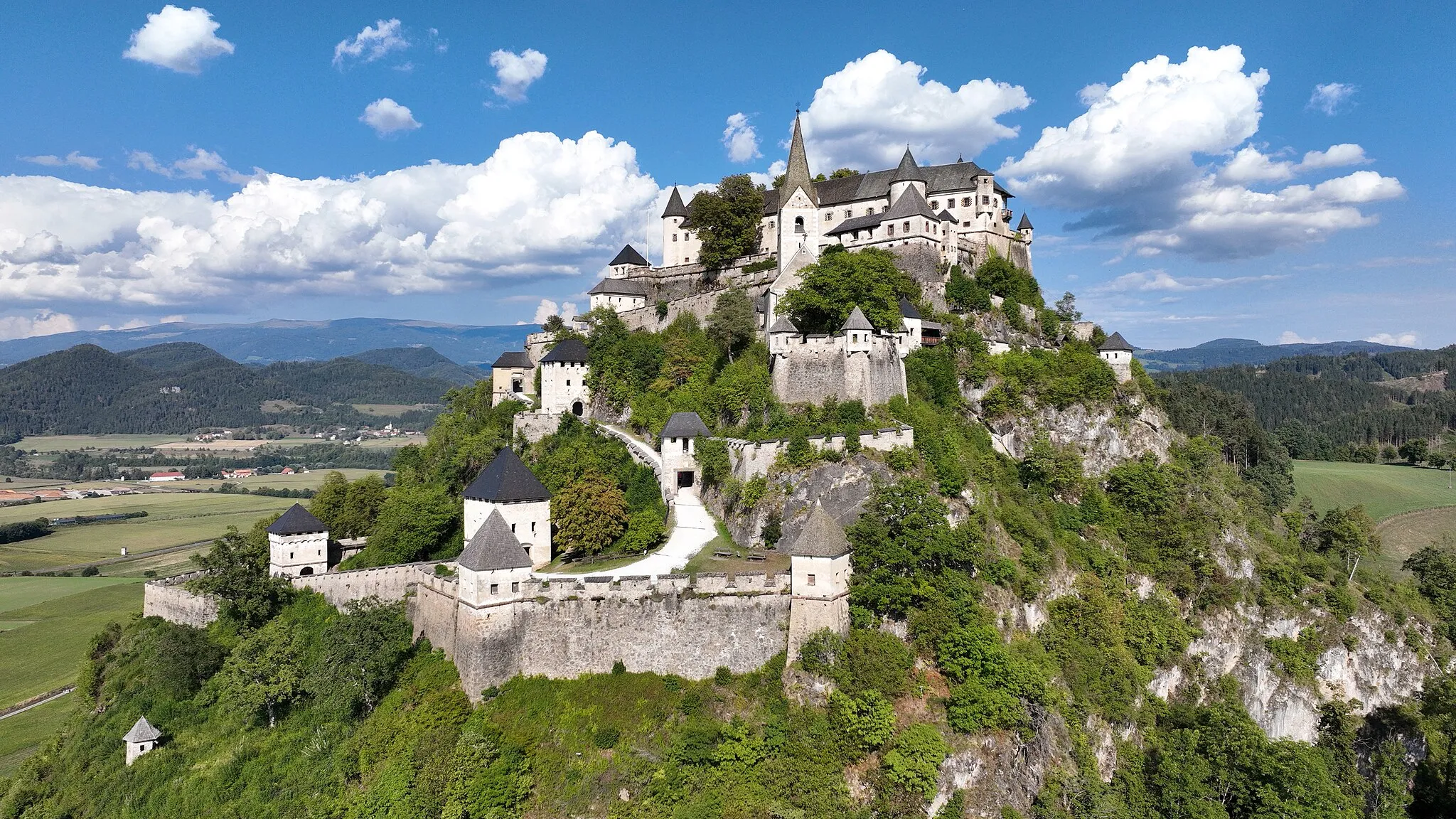 Photo showing: West view of Hochosterwitz Castle in Carinthia.