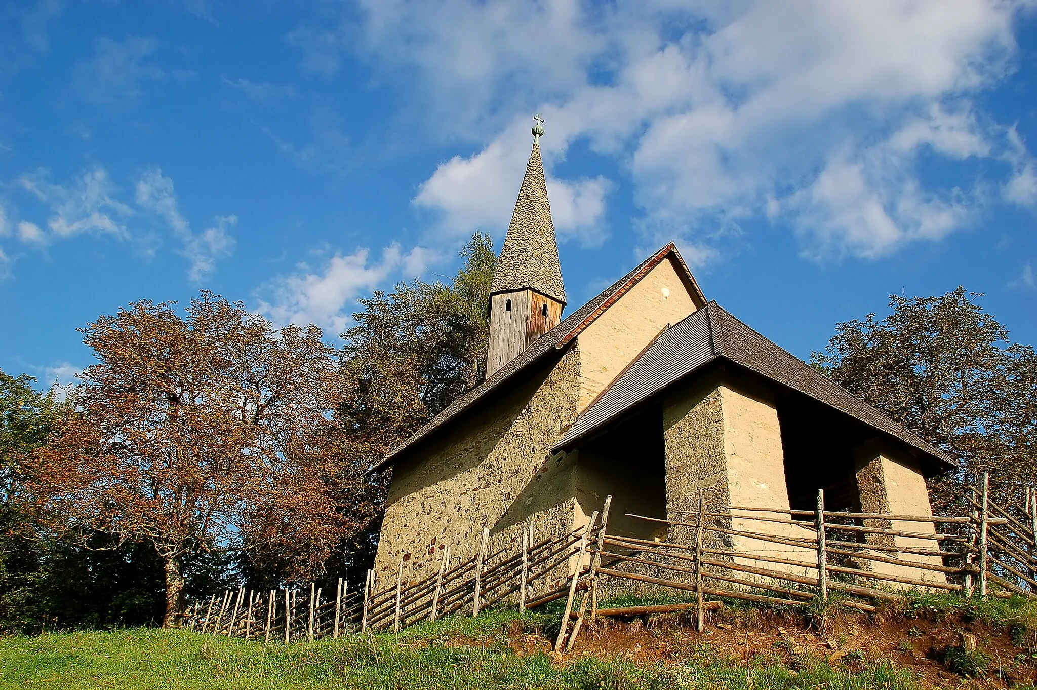 Photo showing: Kath. Filialkirche St. Lorenzen am Johannserberg