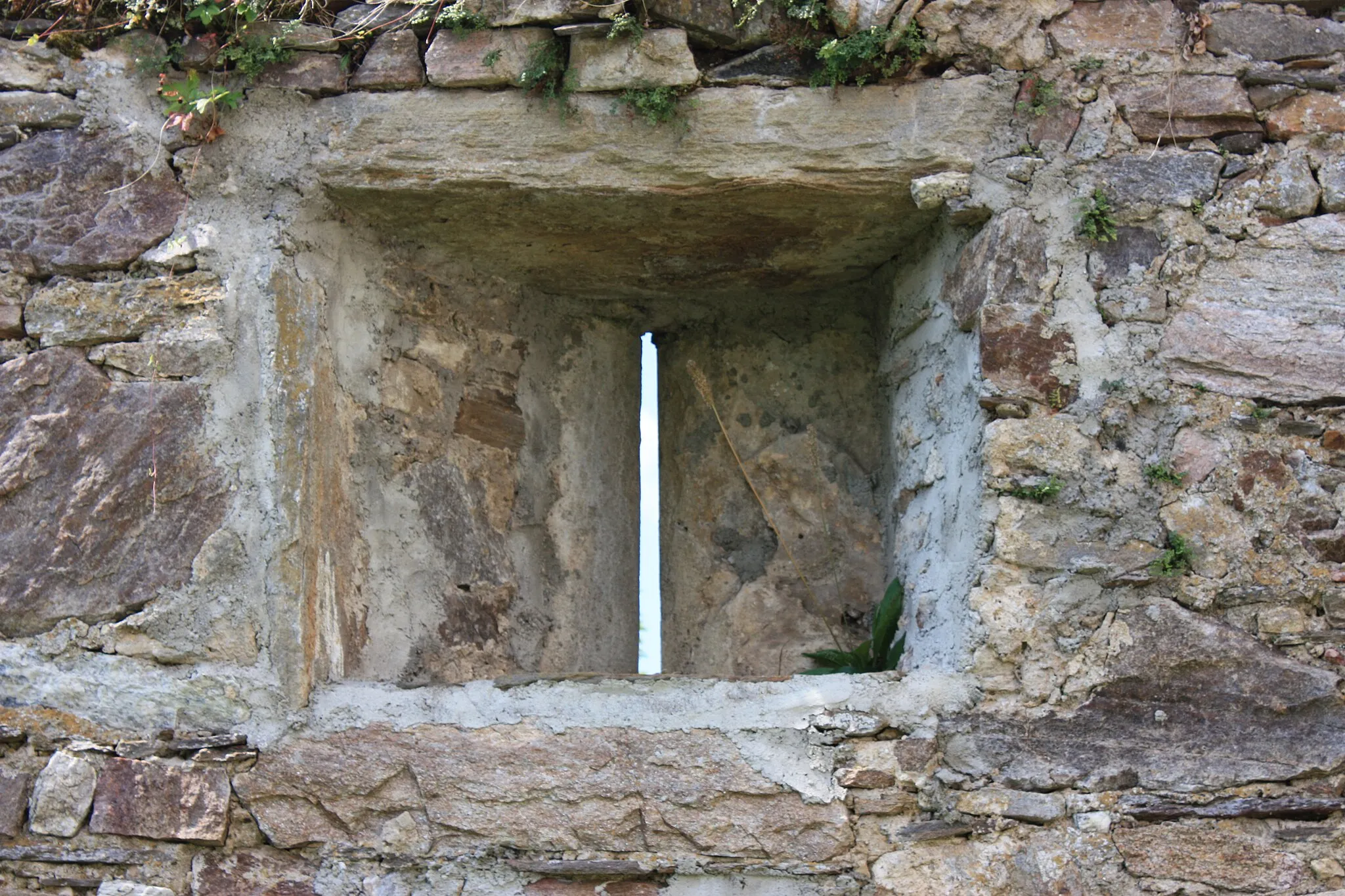 Photo showing: Embrasure in the fortification of the Parish church Saint Michael in the community of Griffen