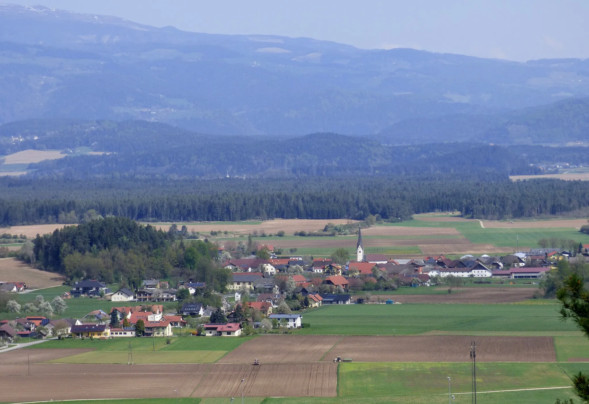 Photo showing: Ortschaft St. Stefan, Gemeinde Globasnitz, Kärnten
Ansicht vom Kreuz am Felsgrat östlich von Podrain (= Burgstall Stallek?)