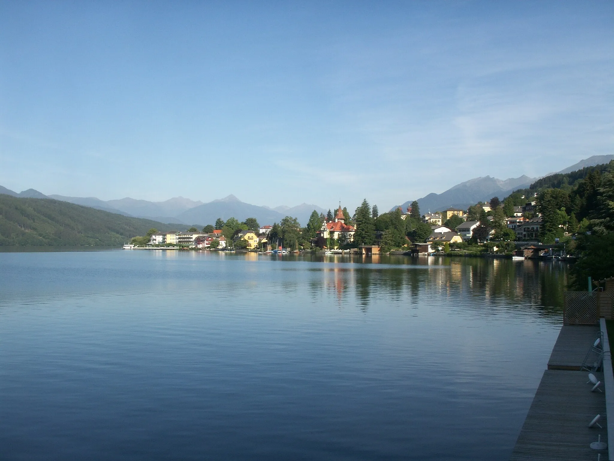 Photo showing: Millstatt at Millstätter See in Carinthia / Austria / EU. Shot from shore in the immediate vicinity of the Millstätter Straße (Bundesstraße B98). The water is very calm. Brief description: water, mornig temper, summer, lake in the alps, Central Europe.