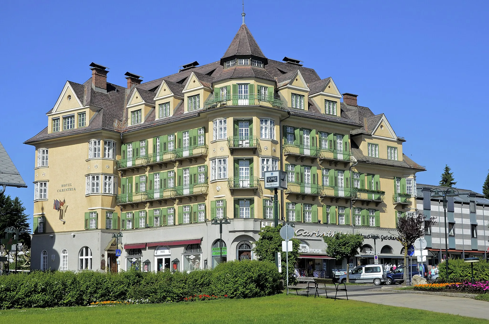Photo showing: "Hotel Carinthia", designed by architect Franz Baumgartner in 1924/26, Karawankenplatz #3, market town Velden am Wörther See, district Villach Land, Carinthia, Austria, EU