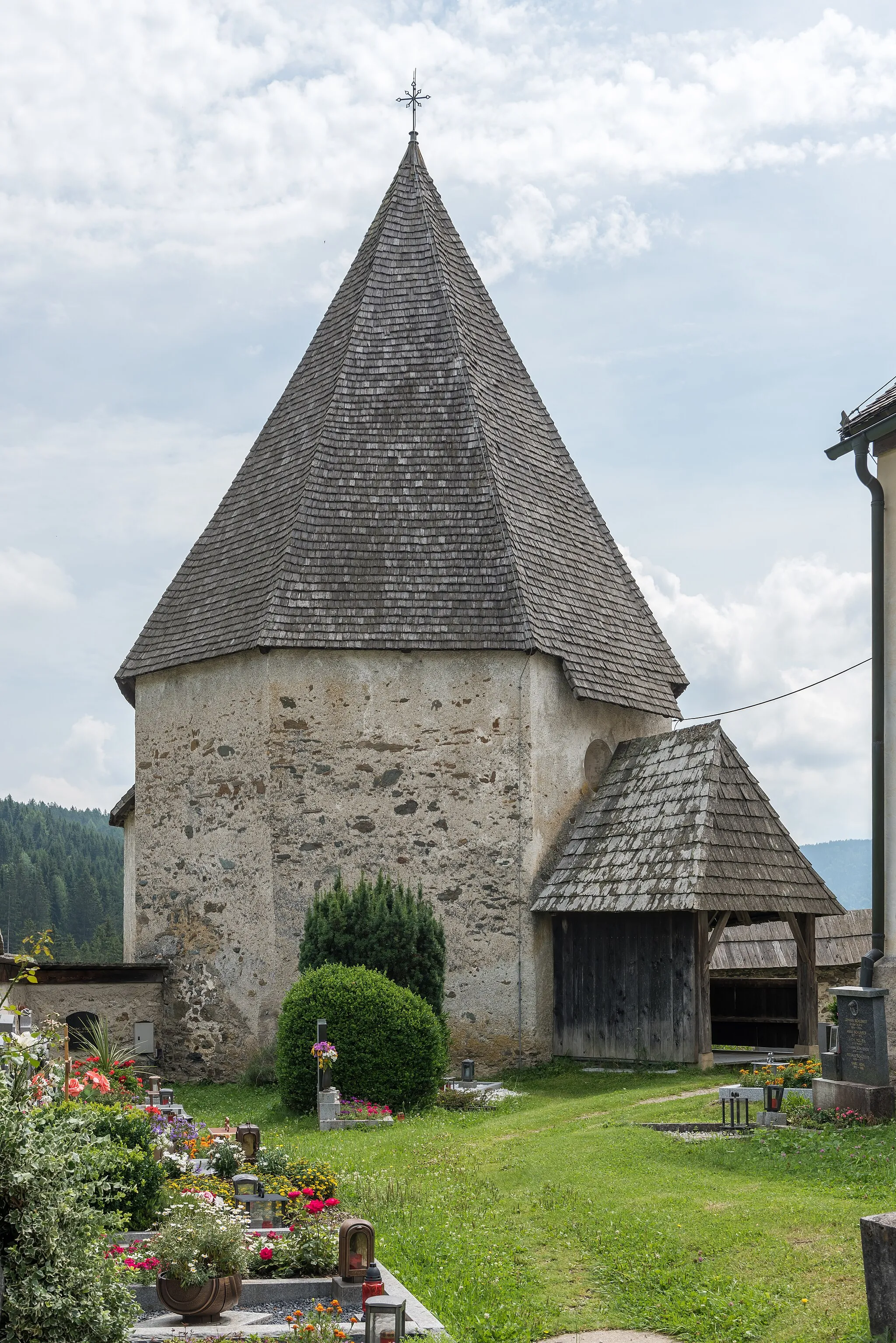 Photo showing: Charnel house at the fortified cemetery in Deutsch-Griffen, municipality Deutsch-Griffen, district Sankt Veit an der Glan, Carinthia, Austria, EU