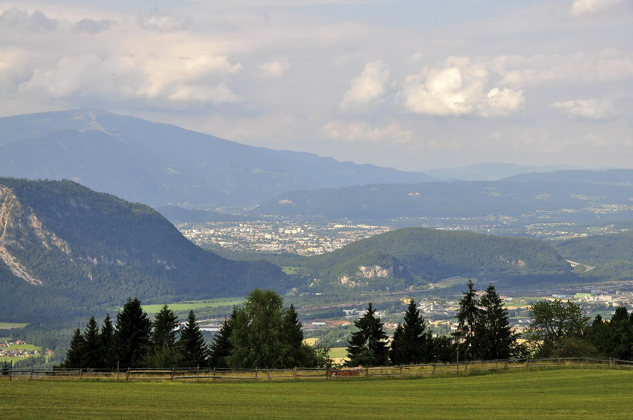 Photo showing: View of Fürnitz and Villach from the locality Krainberg, market town Arnoldstein, district Villach Land, Carinthia, Austria, EU