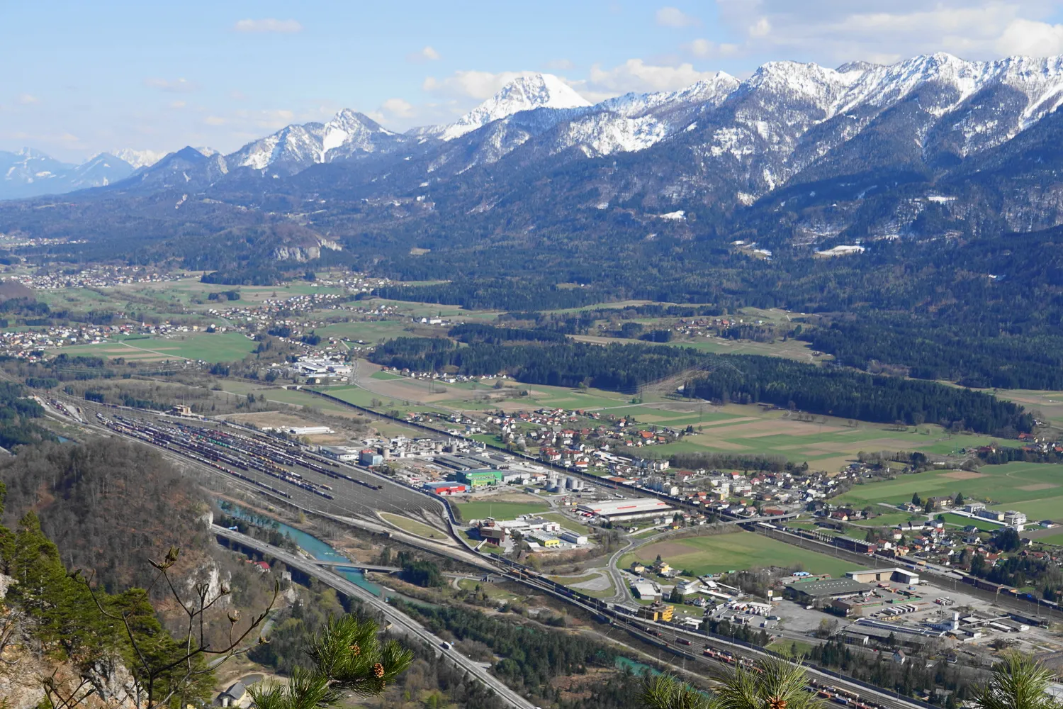 Photo showing: Blick nach Fürnitz und Finkenstein vom Dobratsch, Kärnten, Österreich, EU