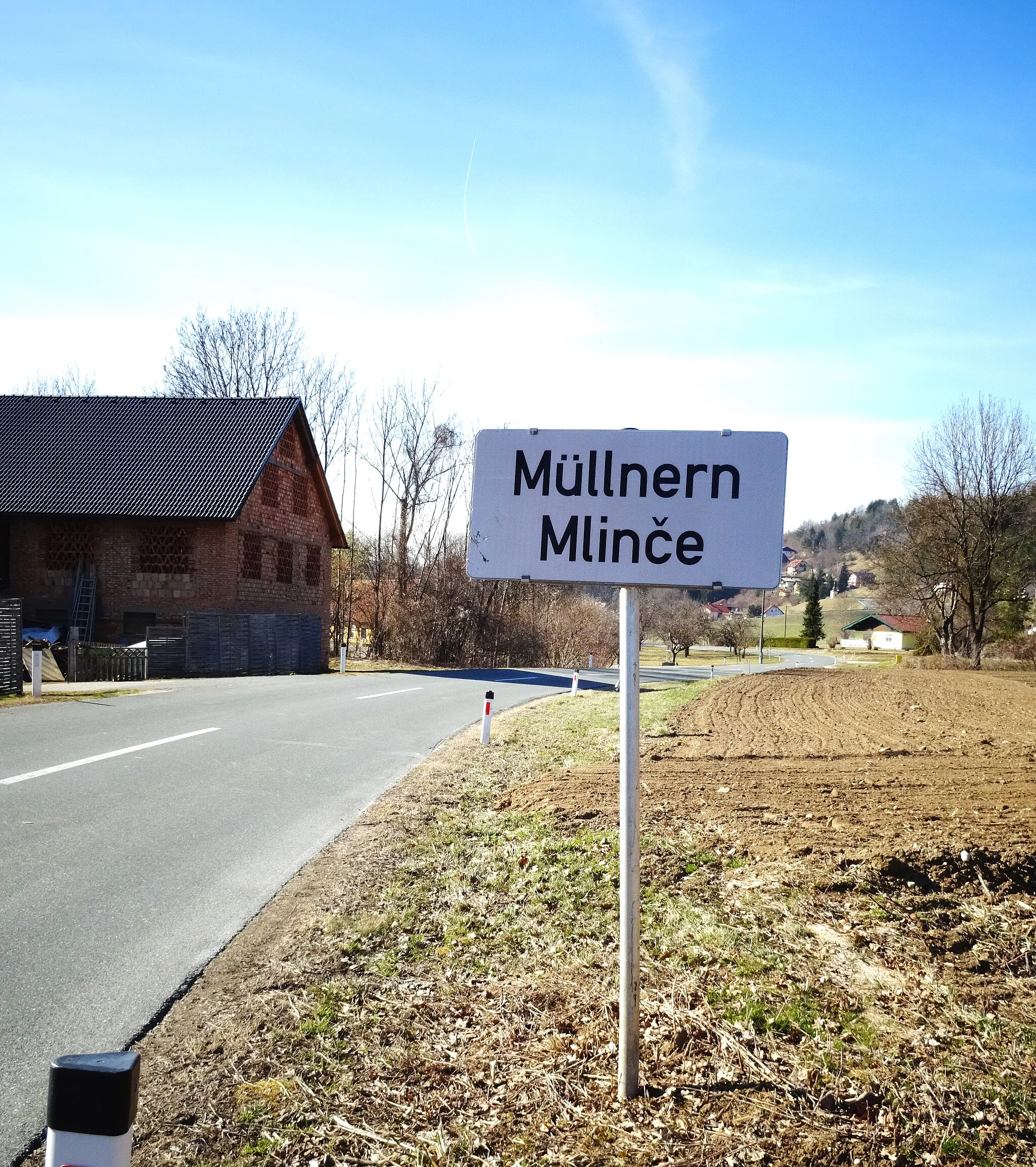Photo showing: Gemeinde Sittersdorf Kärnten - Zweisprachige Ortstafel von  Müllnern - Mlinče (Deutsch Slowenisch)