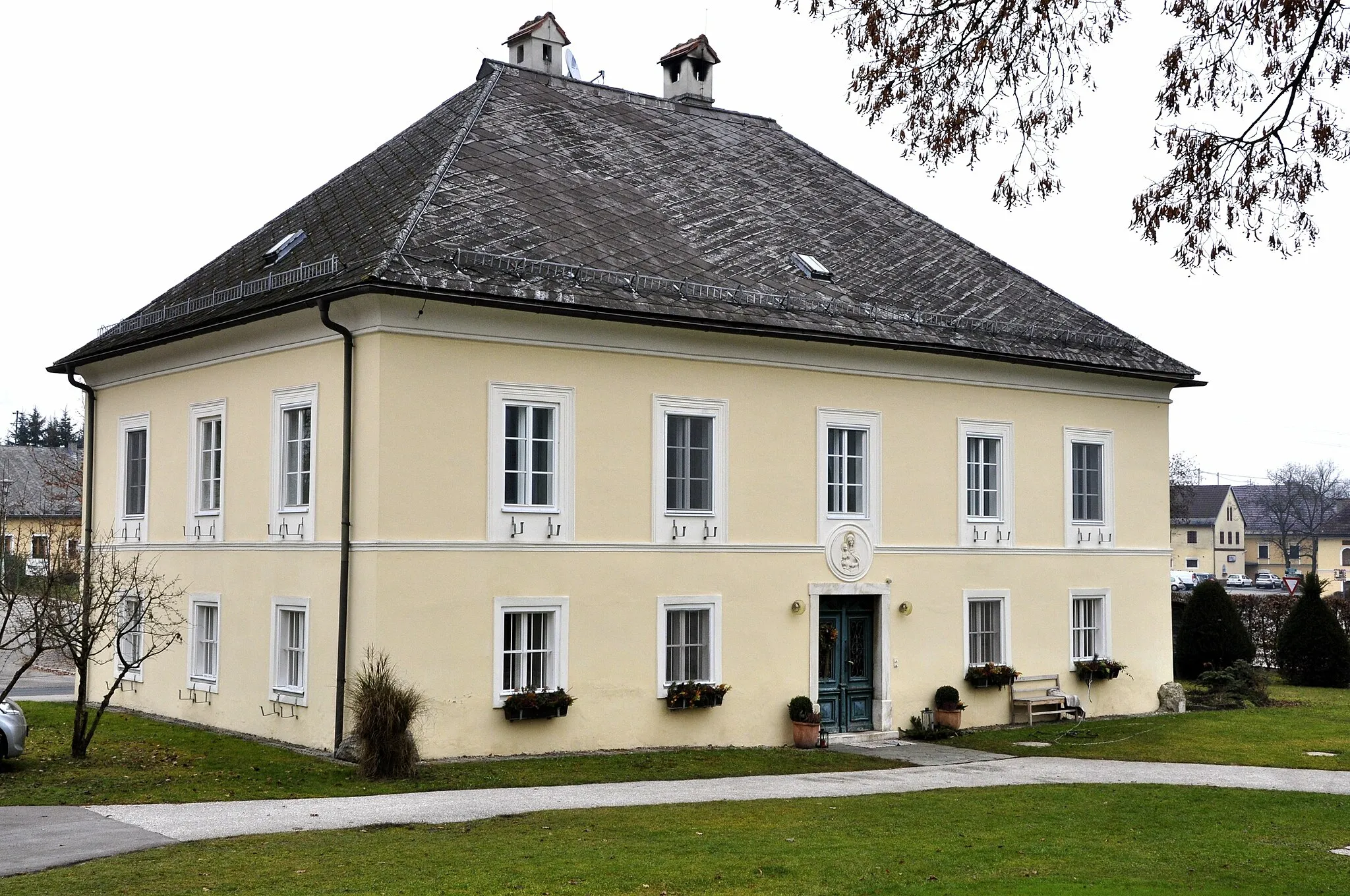 Photo showing: Rectory on Hauptstrasse #91, market town Grafenstein, district Klagenfurt Land, Carinthia, Austria, European Union