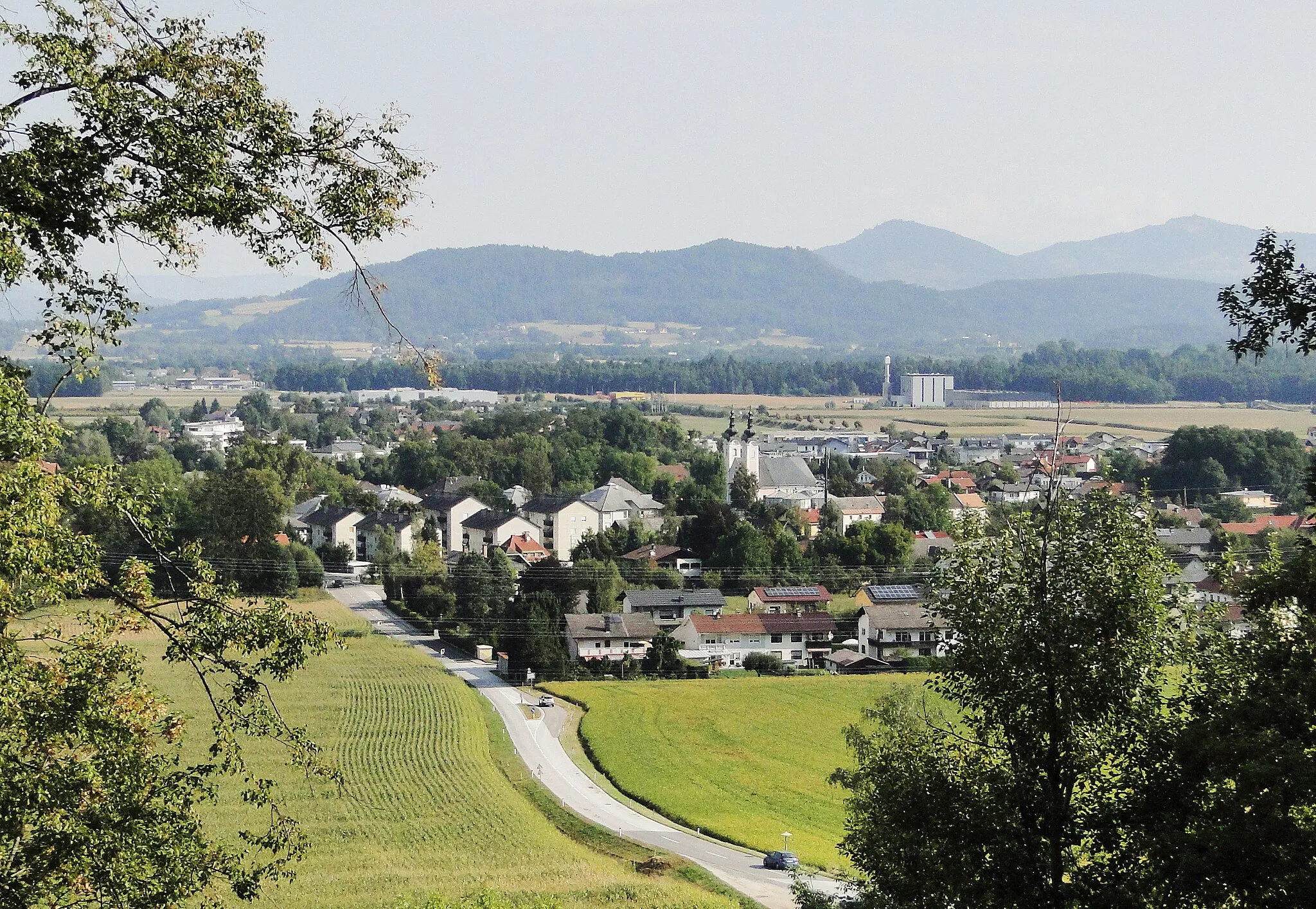 Photo showing: Gesamtansicht von Ebenthal. Rechts im Hintergrund Bio - Fernheizwerk Ost. Kameraposition 
46.597541°  14.357833°