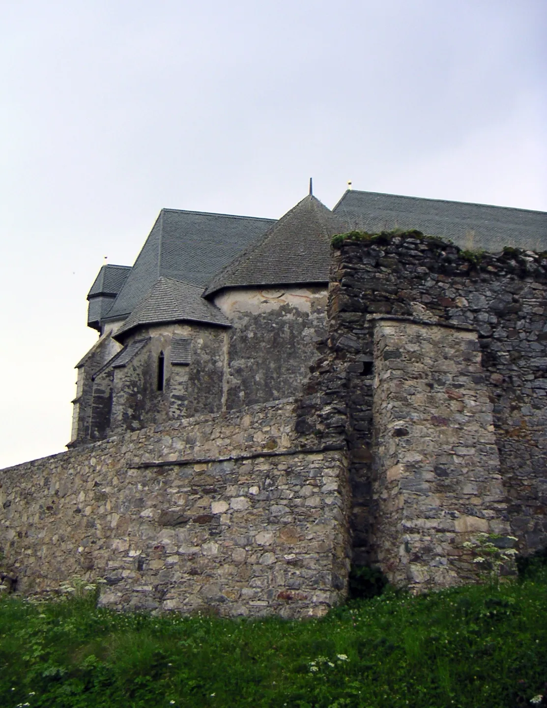 Photo showing: Alte befestigte Mauern der Wehrkirche Maria Waitschach