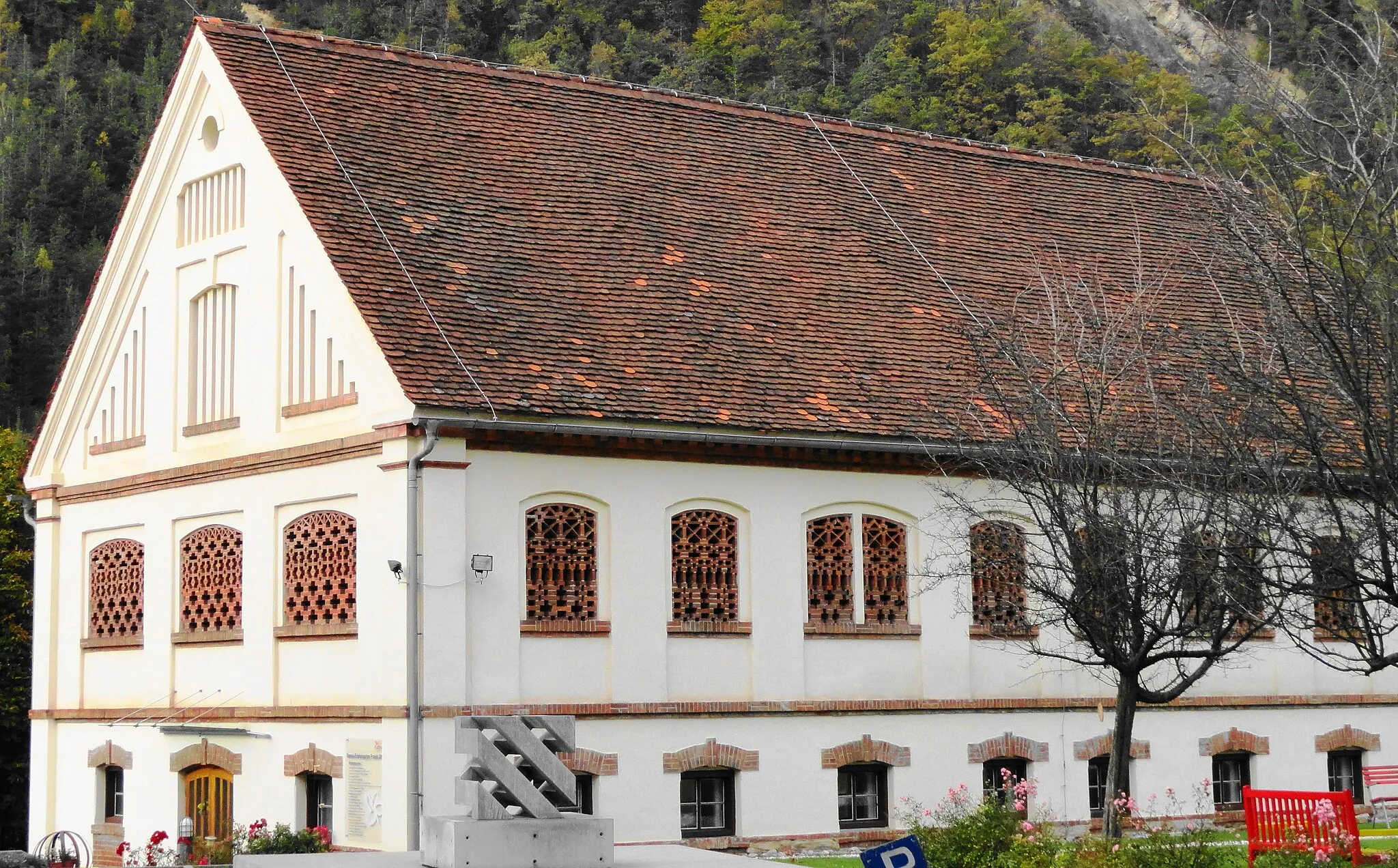 Photo showing: Ziegelgitterstadel der Landwirtschaftlichen Fachschule