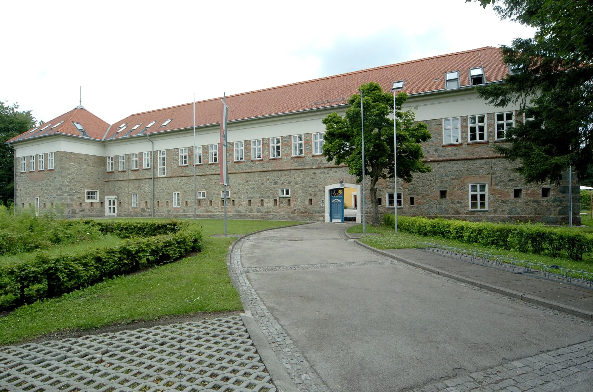 Photo showing: Kindergarten and elementary school "Festung" (master builder: Domenico Venchiarutti) in the Richard-Wagner-Street #20 in the city of Klagenfurt, Carinthia, Austria