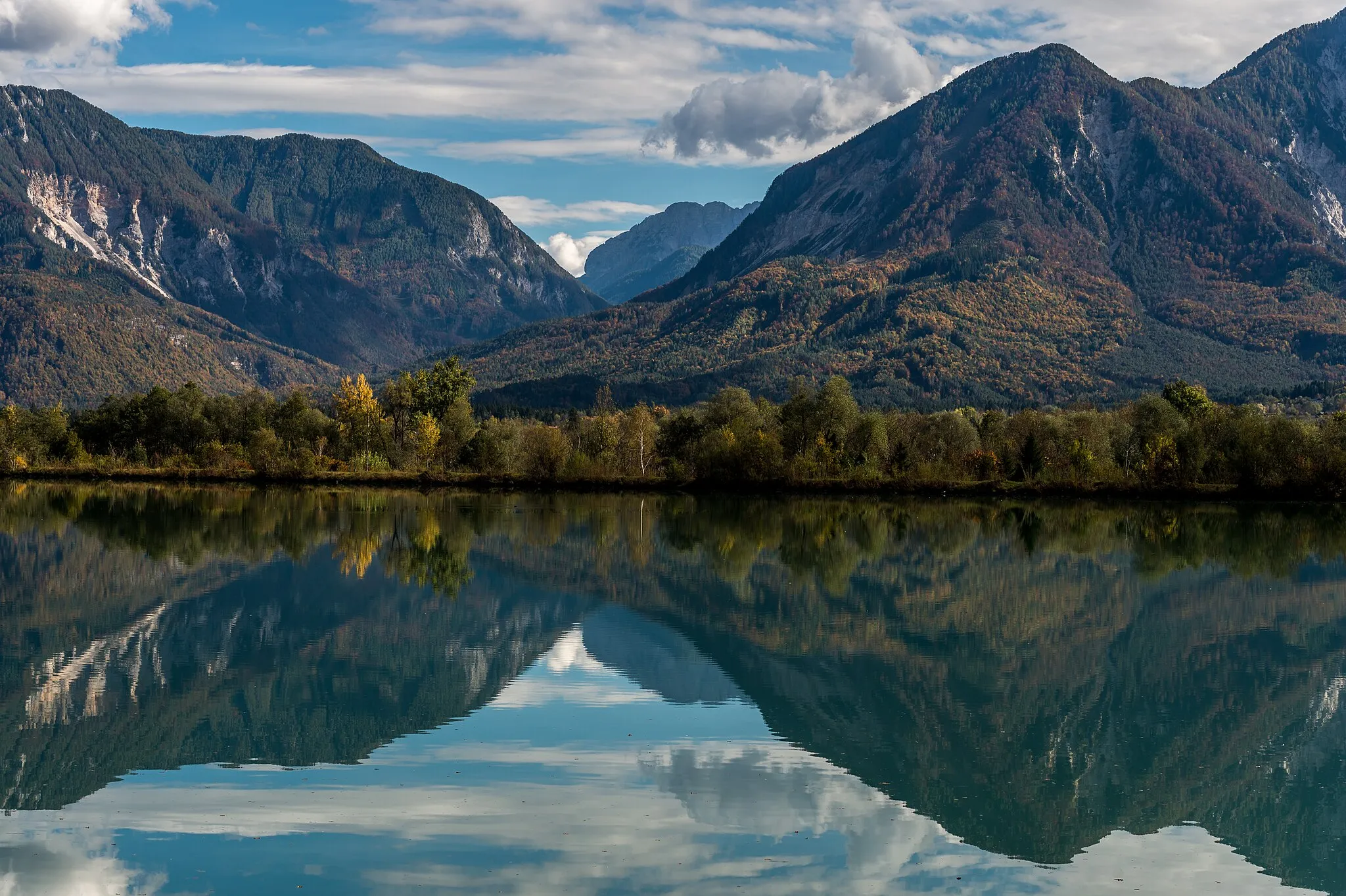 Photo showing: Ferlach reservoir of the river Drava in Unterschlossberg (below the castle Hollenburg), municipality Köttmannsdorf, district Klagenfurt Land, Carinthia, Austria, EU