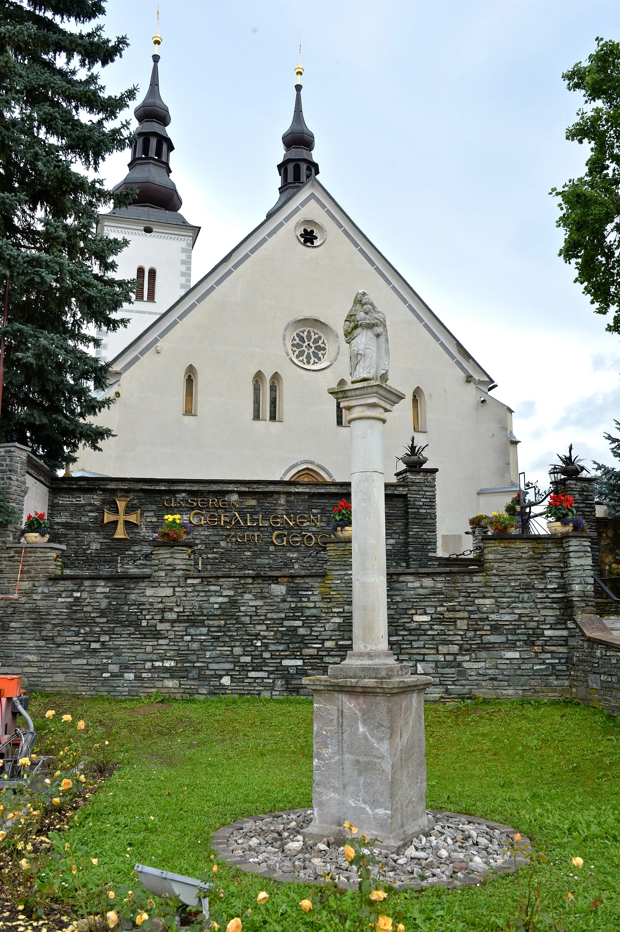 Photo showing: Statue of Mother and Child on a freestanding column at Saint Marein, municipality Wolfsberg, district Wolfsberg, Carinthia / Austria / EU