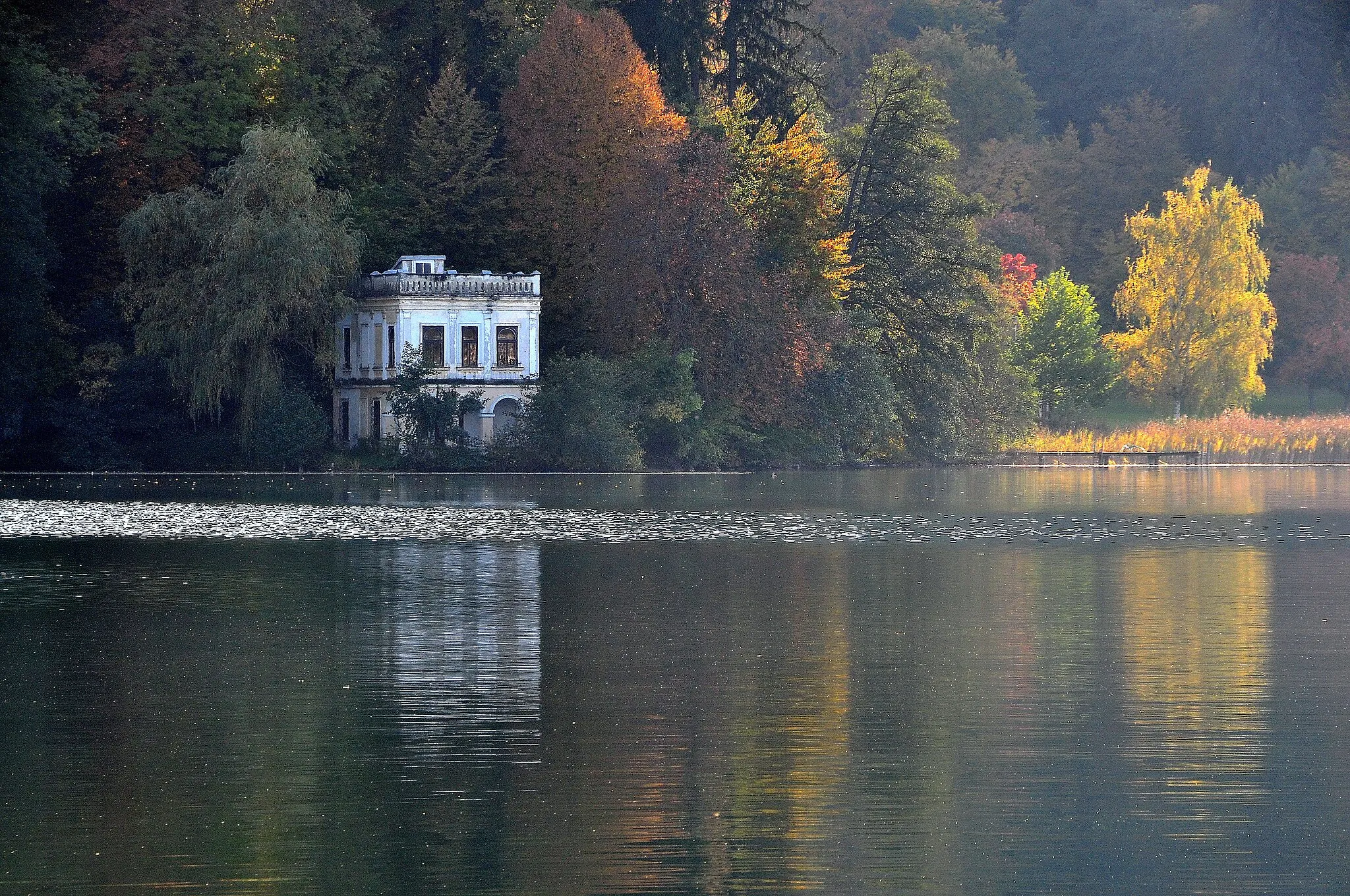Photo showing: Lake villa Samek on Wörthersee-Süduferstrasse in Maiernigg, statutary city Klagenfurt am Wörther See, Carinthia, Austria, EU